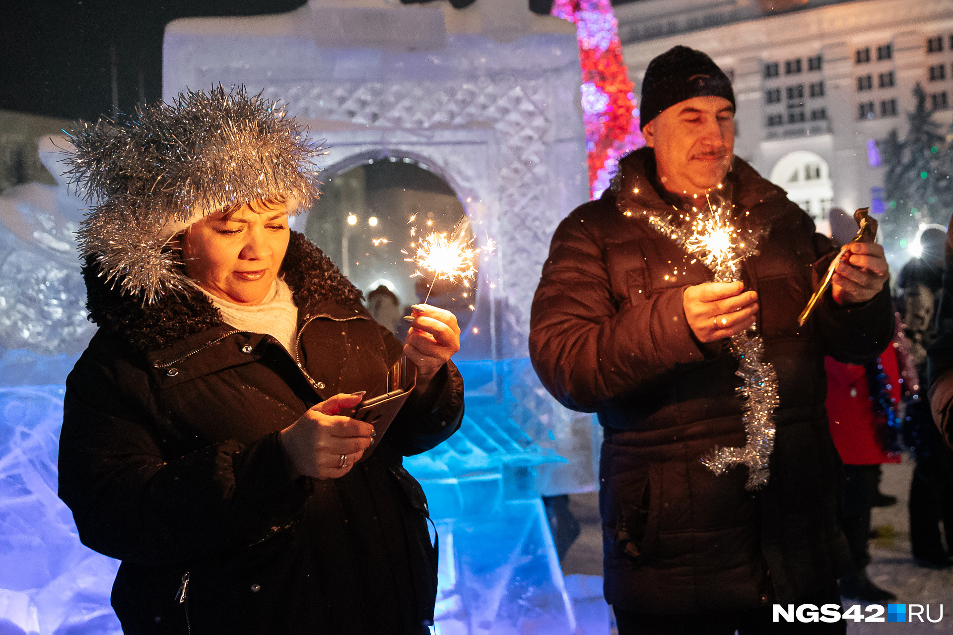 Бой курантов ульяновск. Новогодняя ночь. Новогодняя ночь фото. Новогодние куранты. Новогодняя ночь 2023.