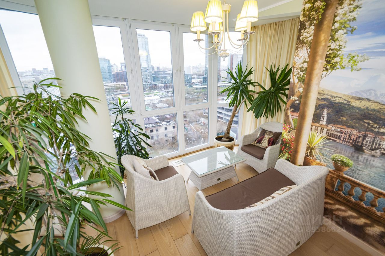 В центре Екатеринбурга выставили на продажу двухэтажную квартиру с зимним садом. Разглядываем интерьер