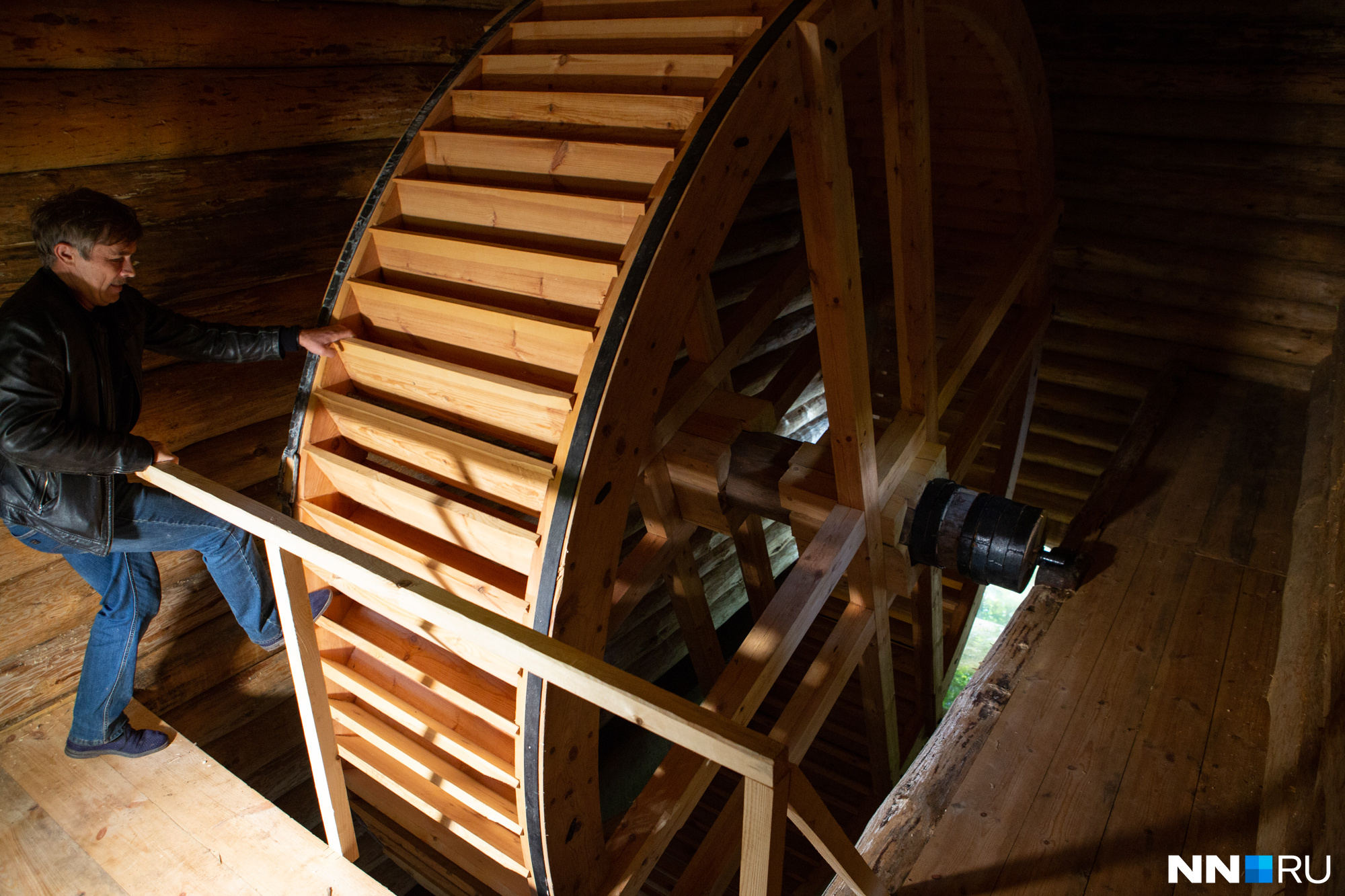 Диаметр колеса водяной мельницы — пять метров