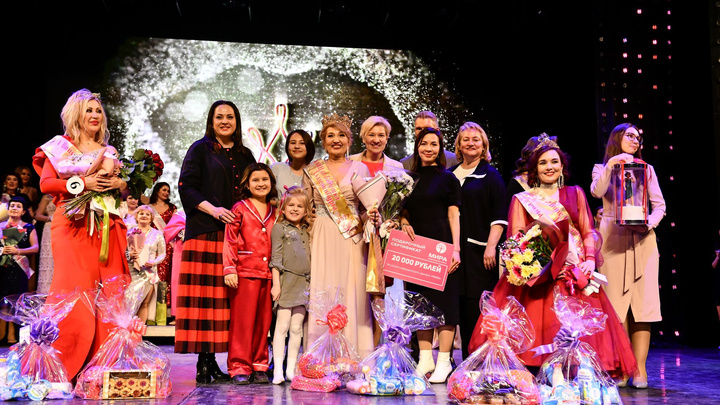 Беременная участница, внуки в забавных костюмах и полный зал: в Екатеринбурге выбрали «Главную бабушку»