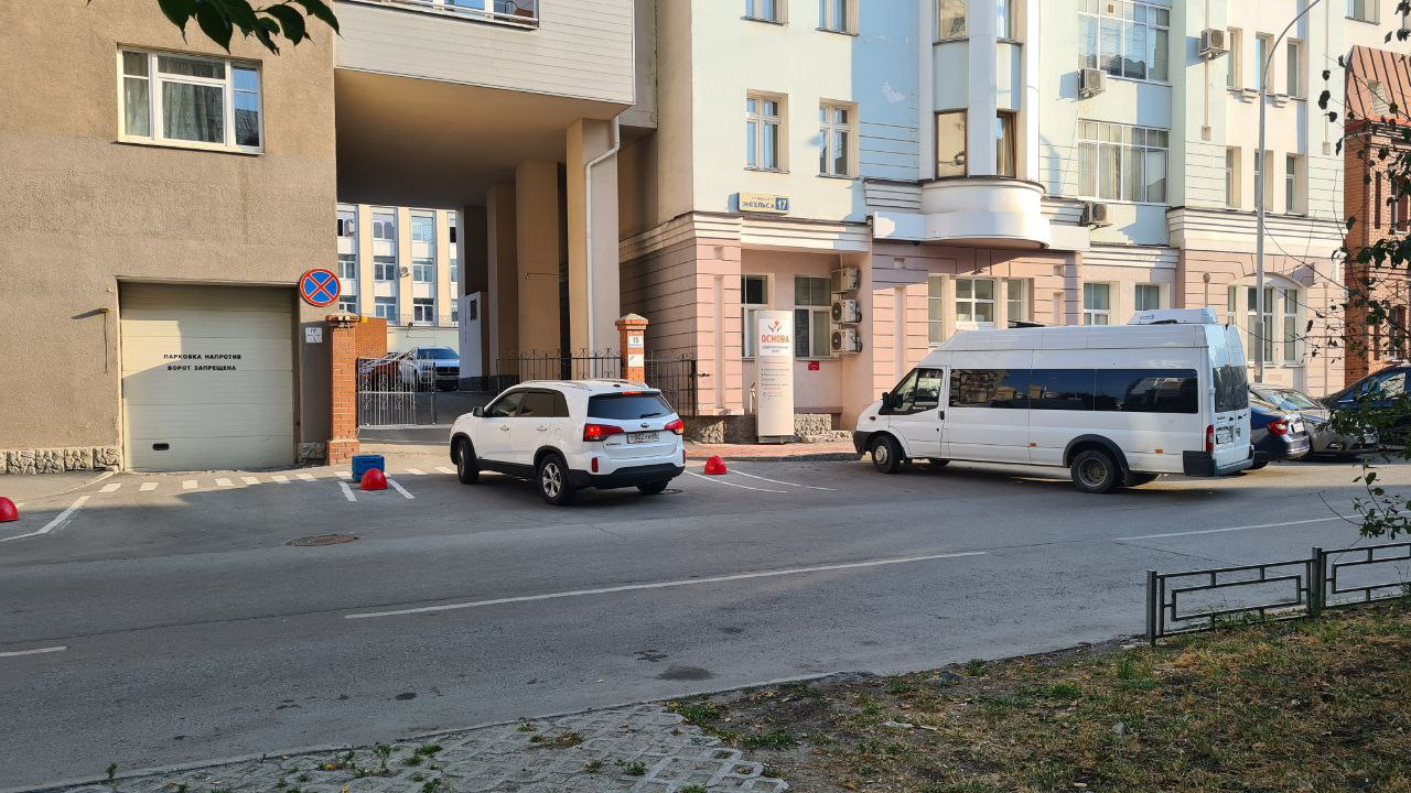 У дома Евгения Ройзмана на улице Энгельса стоят машины силовых служб У дома Евгения Ройзмана на улице Энгельса стоят машины силовых служб