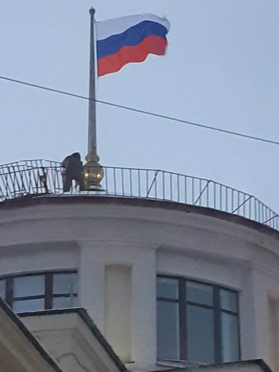 Это не Сербия, это Калининский район. Чиновники объяснили, почему на крыше администрации был перевернутый флаг