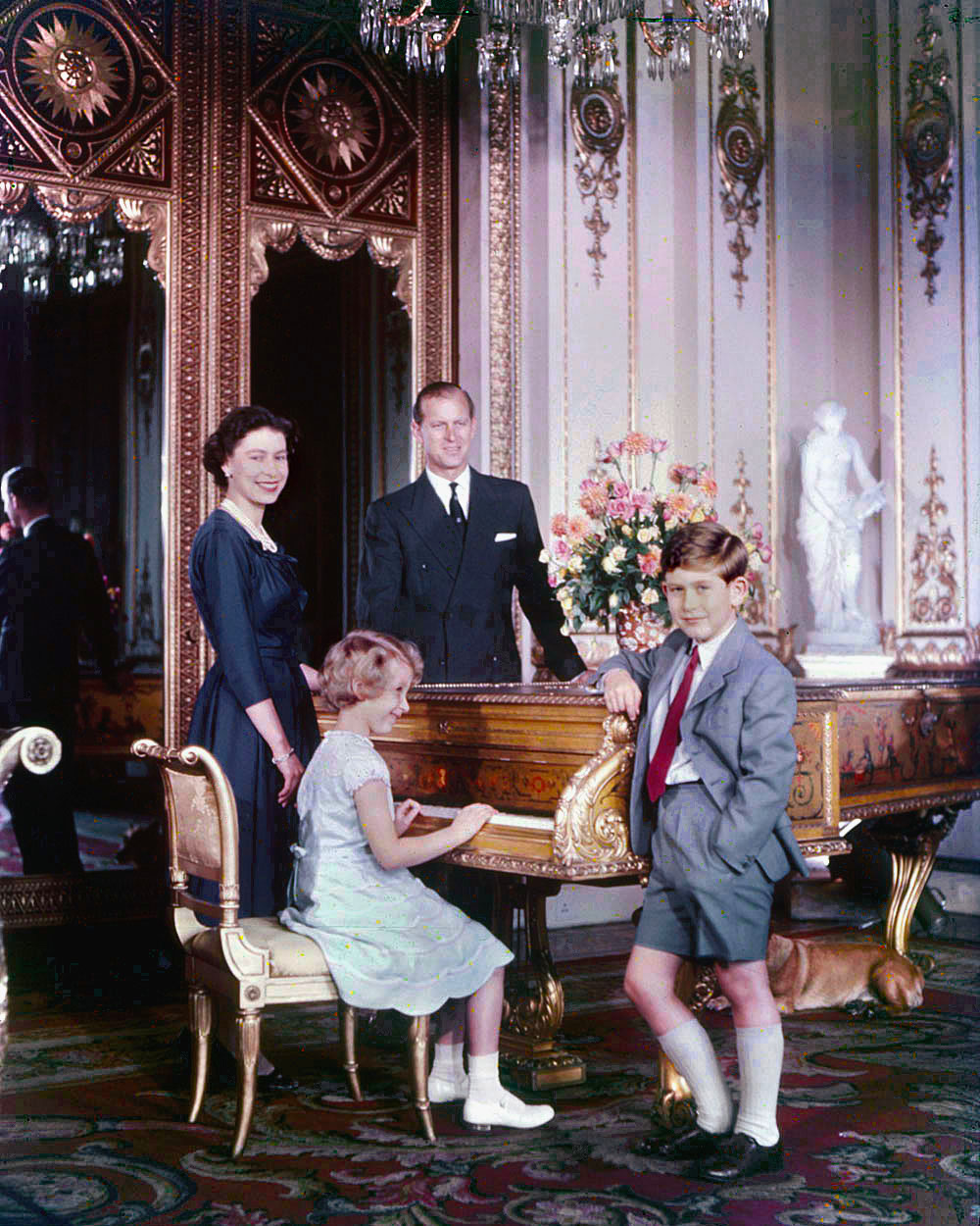 Принц Чарльз с принцессой Анной и родителями — Елизаветой II и Филиппом, герцогом Эдинбургским, в 1957 году