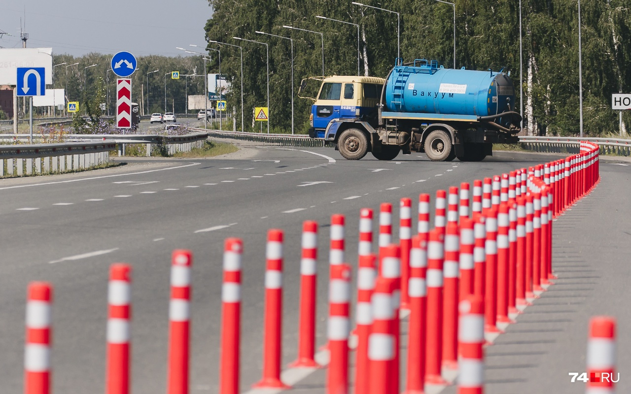 Челябинск дорожные. Автомобиль на дороге. Челябинск дороги. Дороги с машинами. Столбики у дороги.