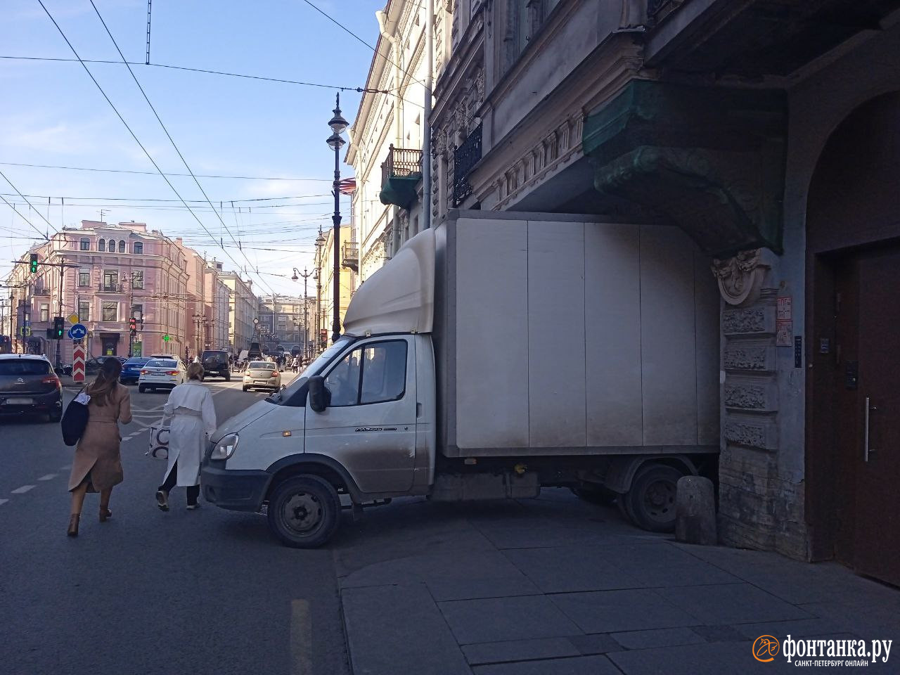 Винни-Пух» застрял в арке доходного дома на Невском проспекте - 22 марта  2022 - ФОНТАНКА.ру