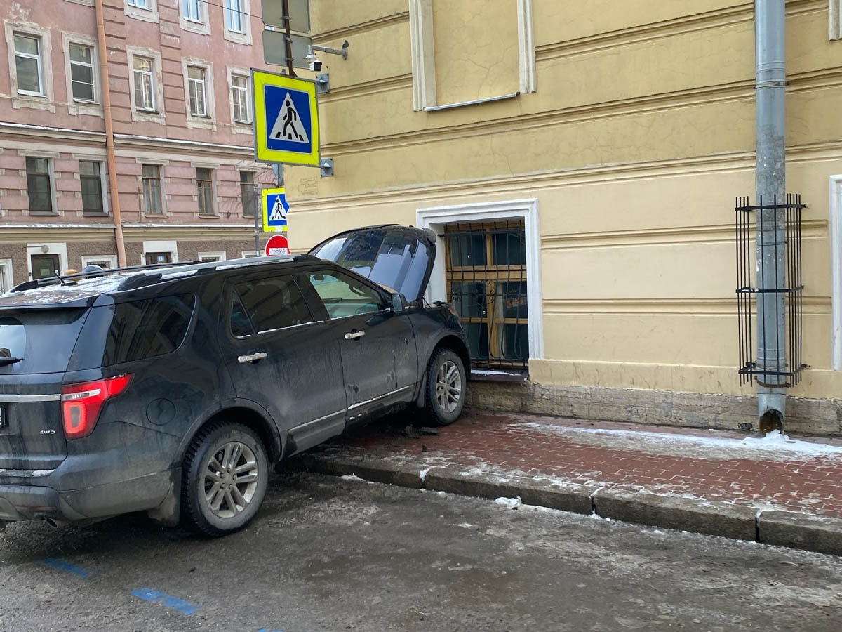 В центре Петербурга «Форд» вылетел на тротуар и заглянул в окно памятника архитектуры