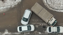 Паровозик на льду: грузовик и легковушка въехали в припаркованные машины. Видео