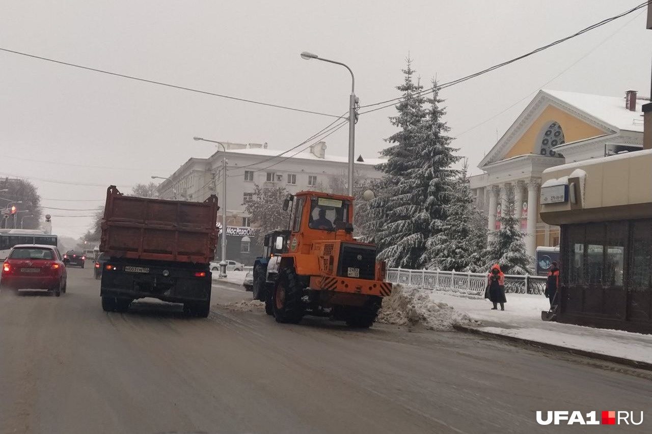 Техника убирает снег на улице Ленина — это «красная линия»