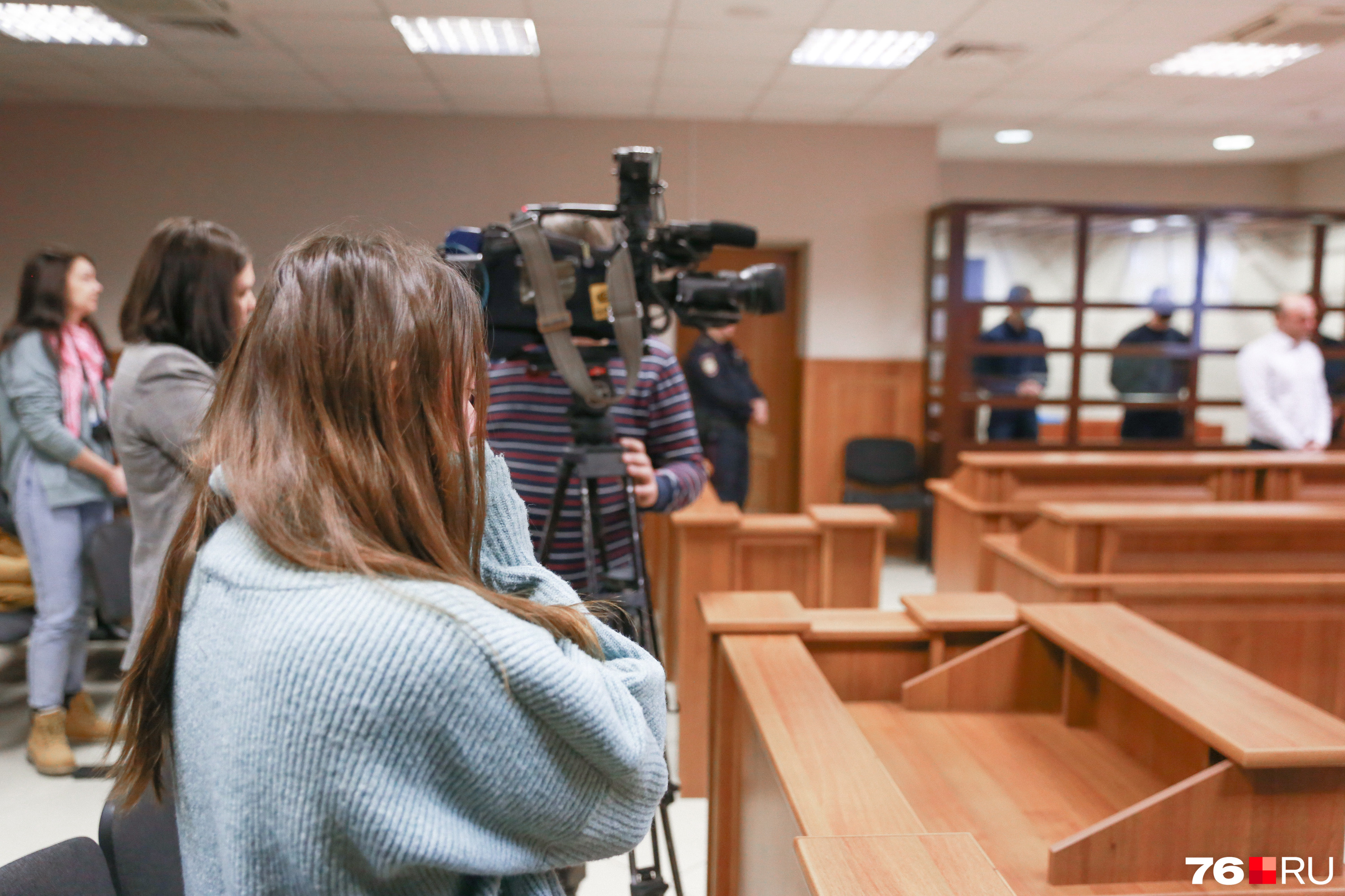 Супруга безмолвно плакала во время приговора Супруга безмолвно плакала во время приговора