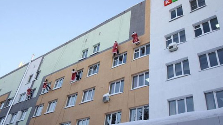 Чудо есть: пациентов Кузбасской областной больницы поздравил волшебный десант Дедов Морозов