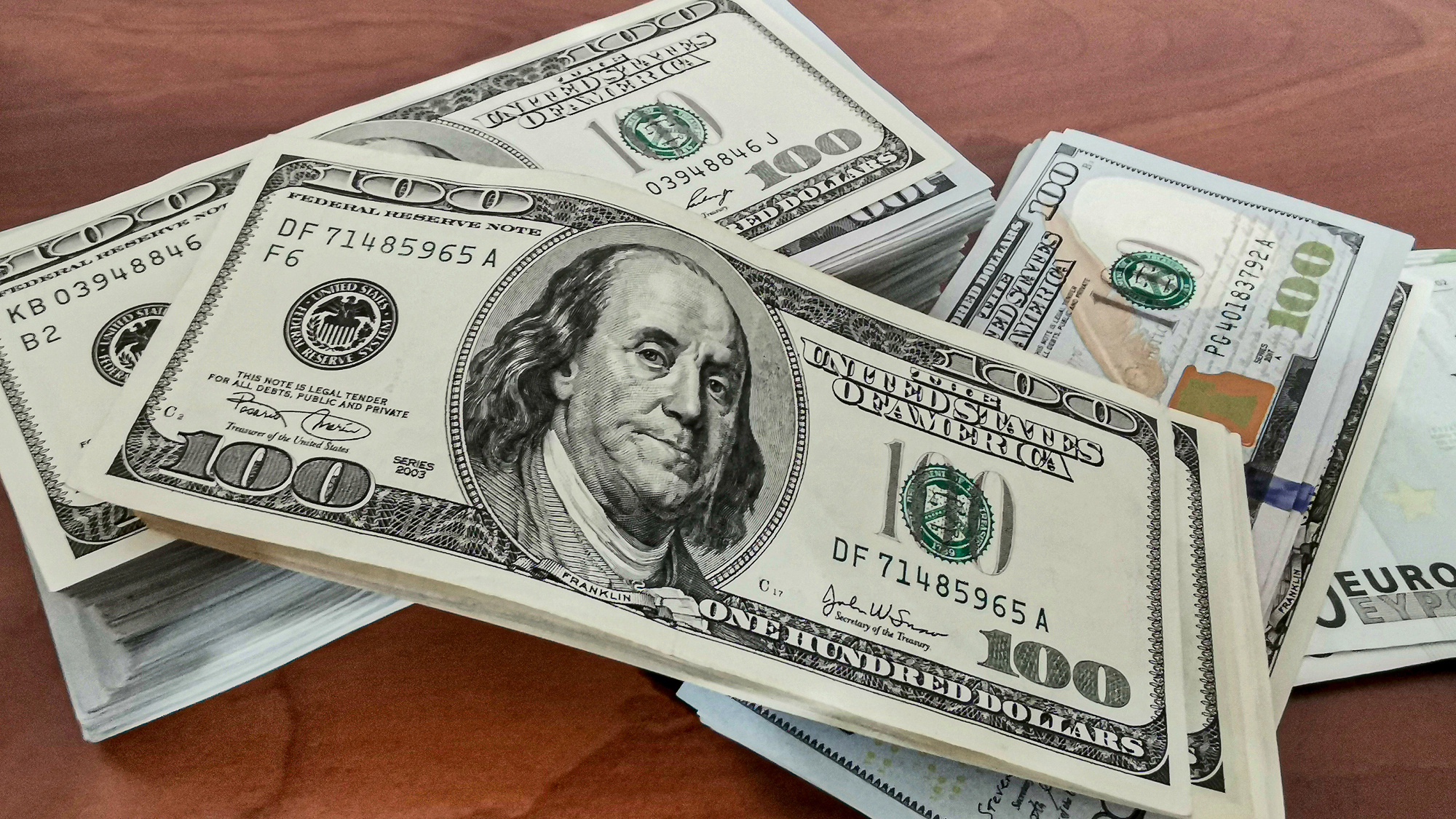 Доллар летом дешевле 90 не увидим? Эксперты призывают не паниковать из-за временного падения рубля, а чего ждать на самом деле