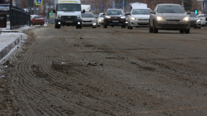«Каша эта ни к чему»: глава Челябинска высказалась о соли на дорогах и тротуарах