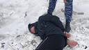 УМВД публиковало видео, как стрелок в Щучьем похитил оружие