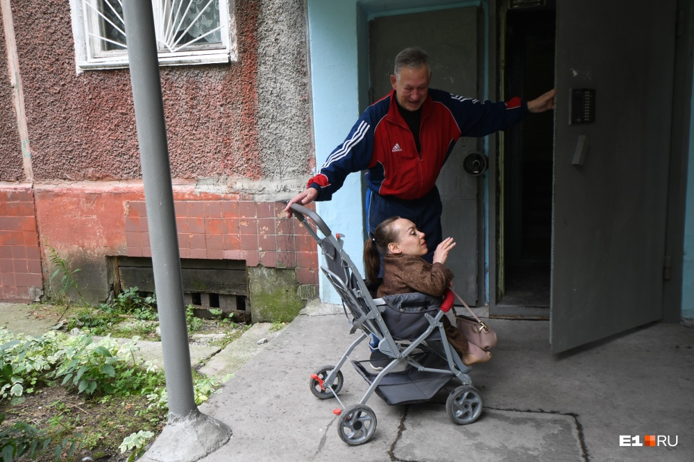 В квартире на ЖБИ Катя живет вдвоем с папой В квартире на ЖБИ Катя живет вдвоем с папой