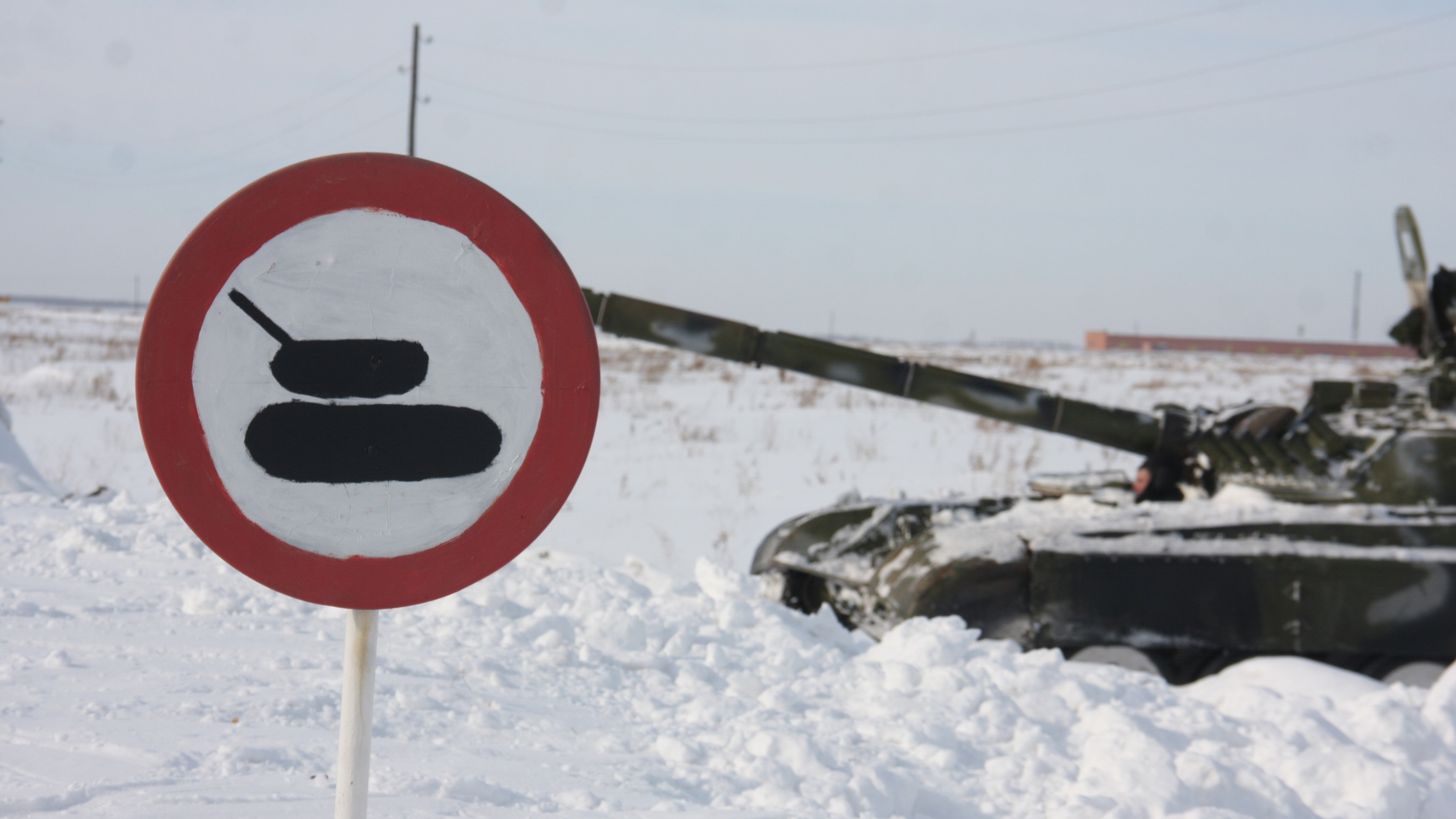 В соцсетях появилось фото баннера из Иркутска, где обещали землю на Байкале за подбитый танк. Мы съездили на место и не нашли его
