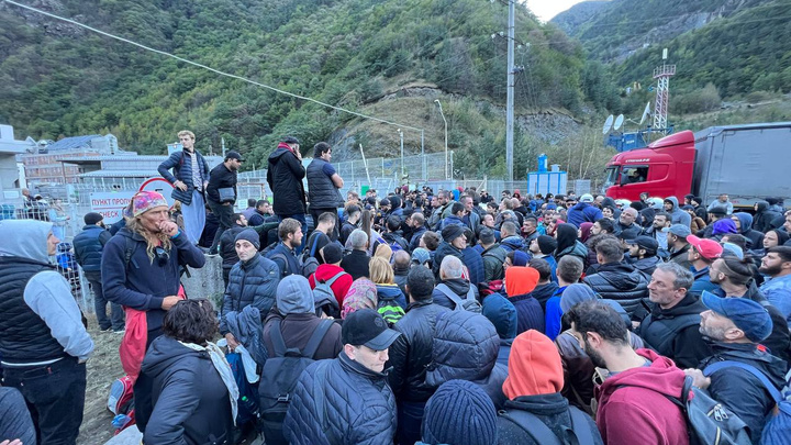 «Это сущий ад и клоака». Что творится в пробке на границе с Грузией, в которой стоят по трое суток
