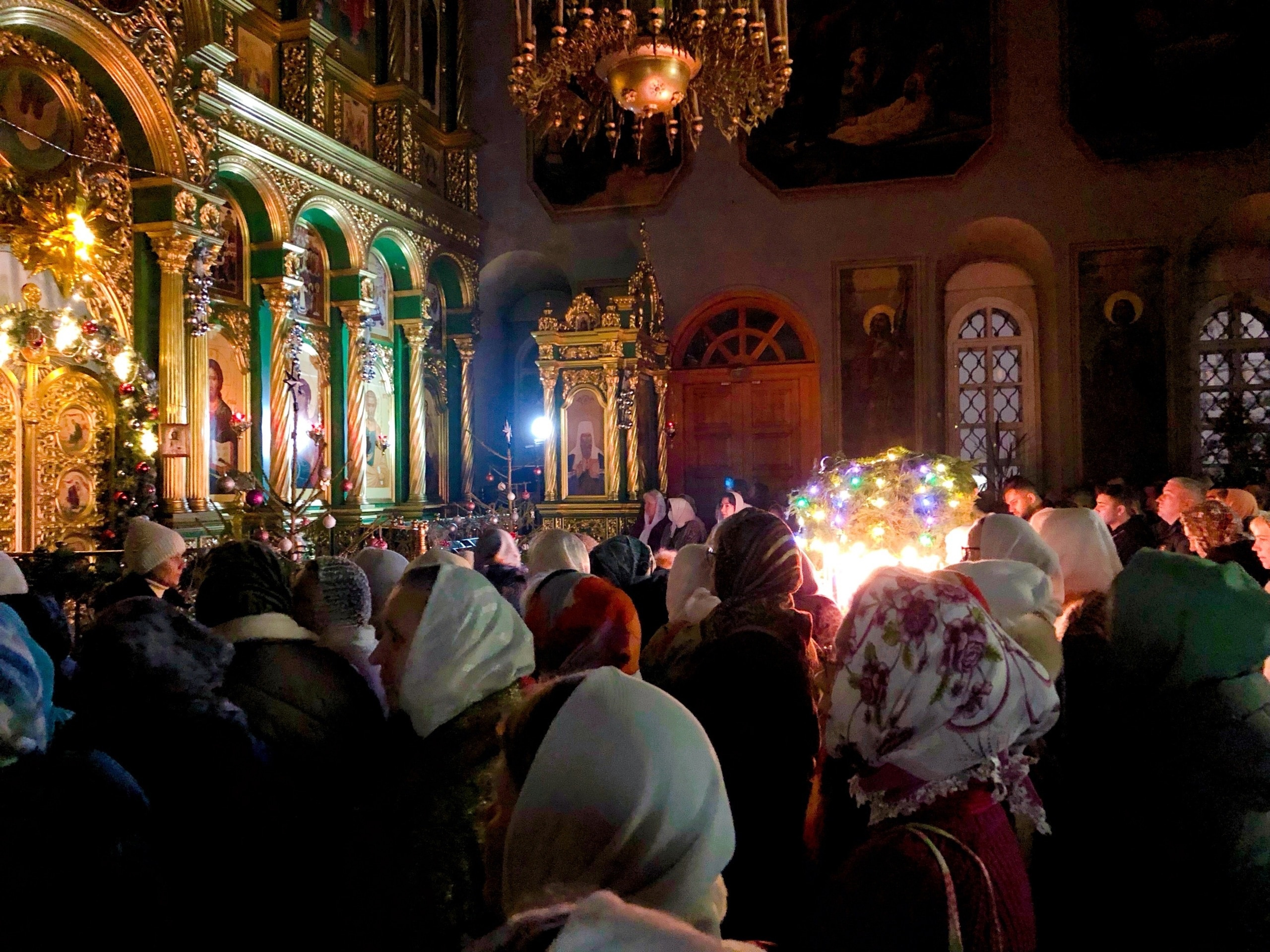 Служба длилась несколько часов, поэтому не все остались до конца Служба длилась несколько часов, поэтому не все остались до конца
