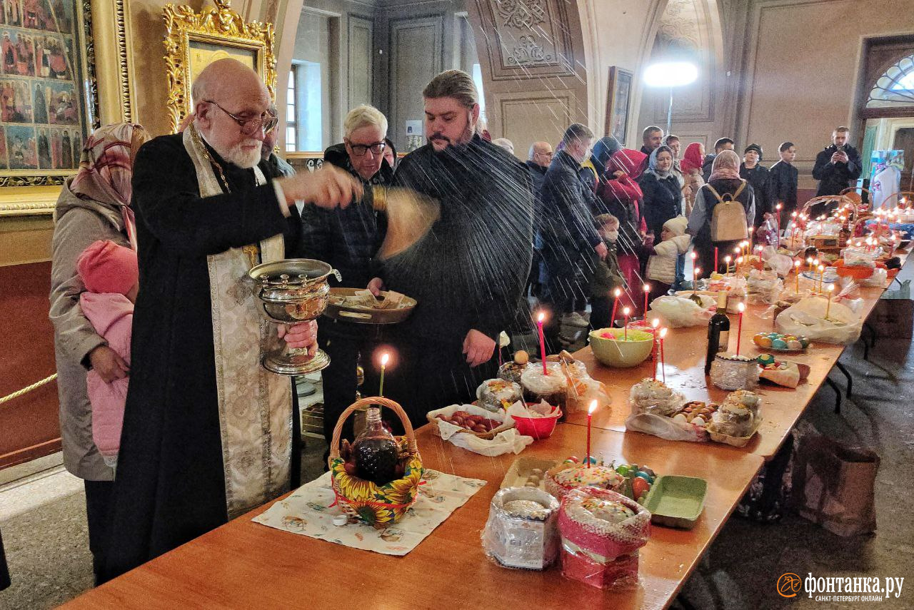 Петербуржцы устремились в храмы освящать куличи. Посмотрите, как идет  подготовка к Пасхе - 23 апреля 2022 - ФОНТАНКА.ру