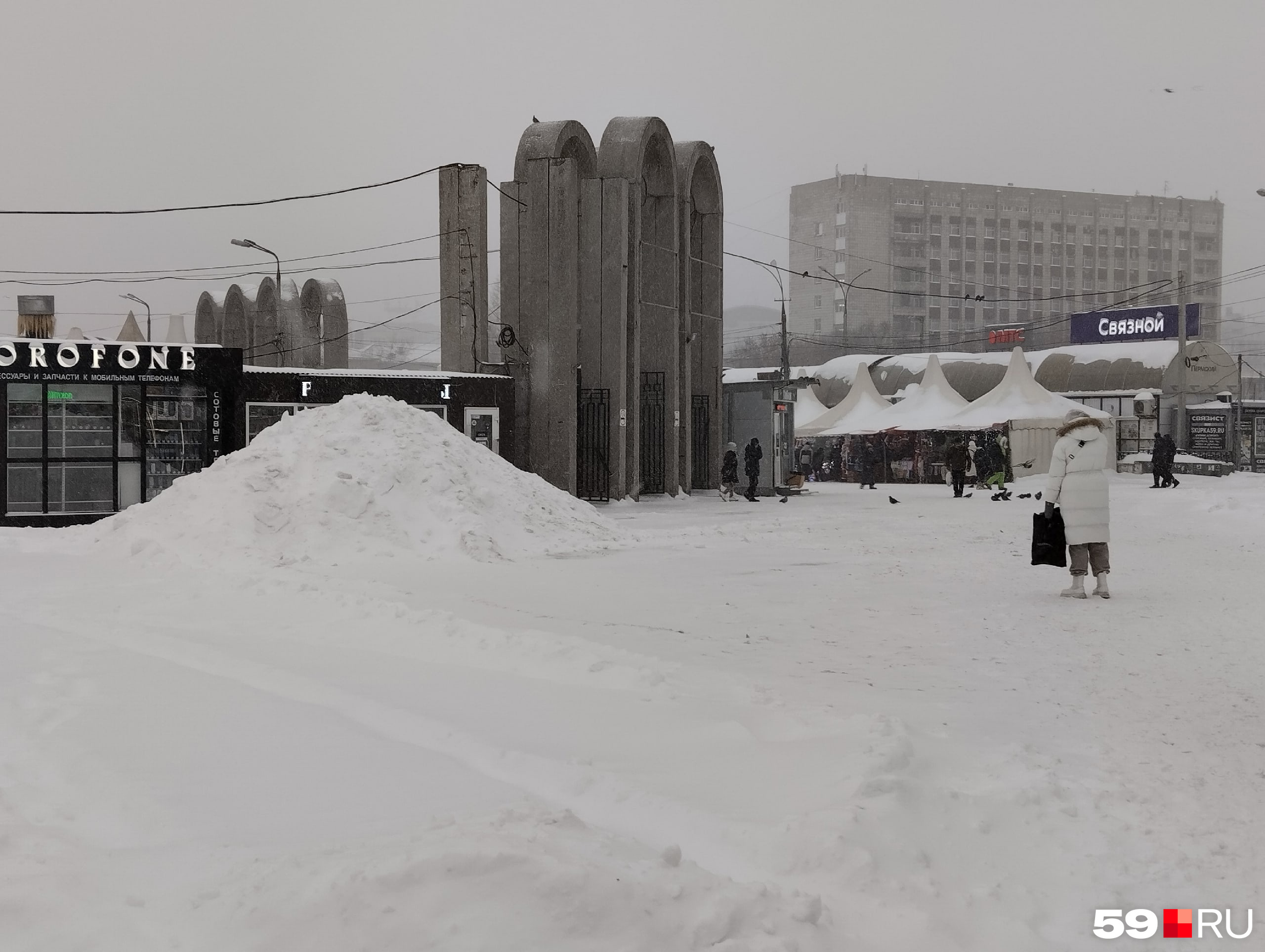 На Центральном рынке образовался большой сугроб На Центральном рынке образовался большой сугроб