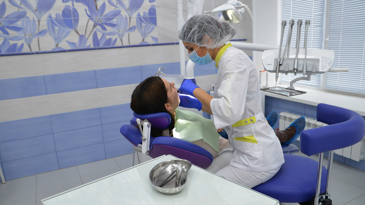 «Как лечить зубы?»: сибирячку записали к стоматологу только на конец месяца — почему это произошло