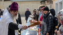 Святой воды хватило всем: тысячи новосибирцев принесли в церкви куличи и вино. Фоторепортаж НГС