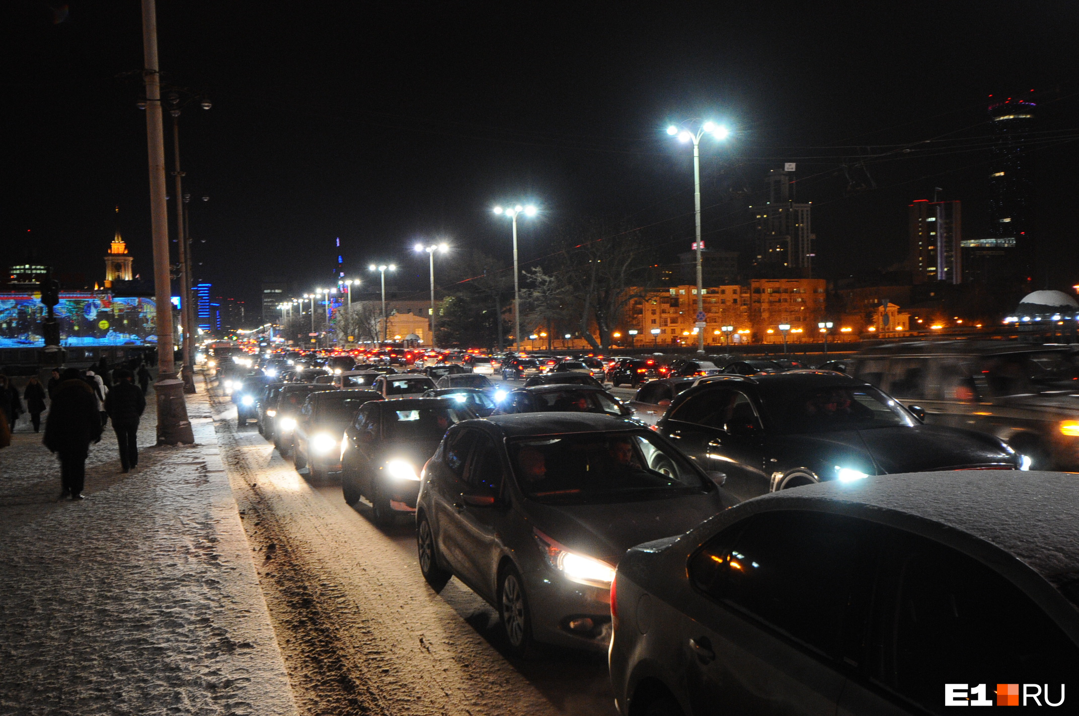 Предновогодние пробки в Екатеринбурге достигли 11 баллов. Это что, шутка какая-то?