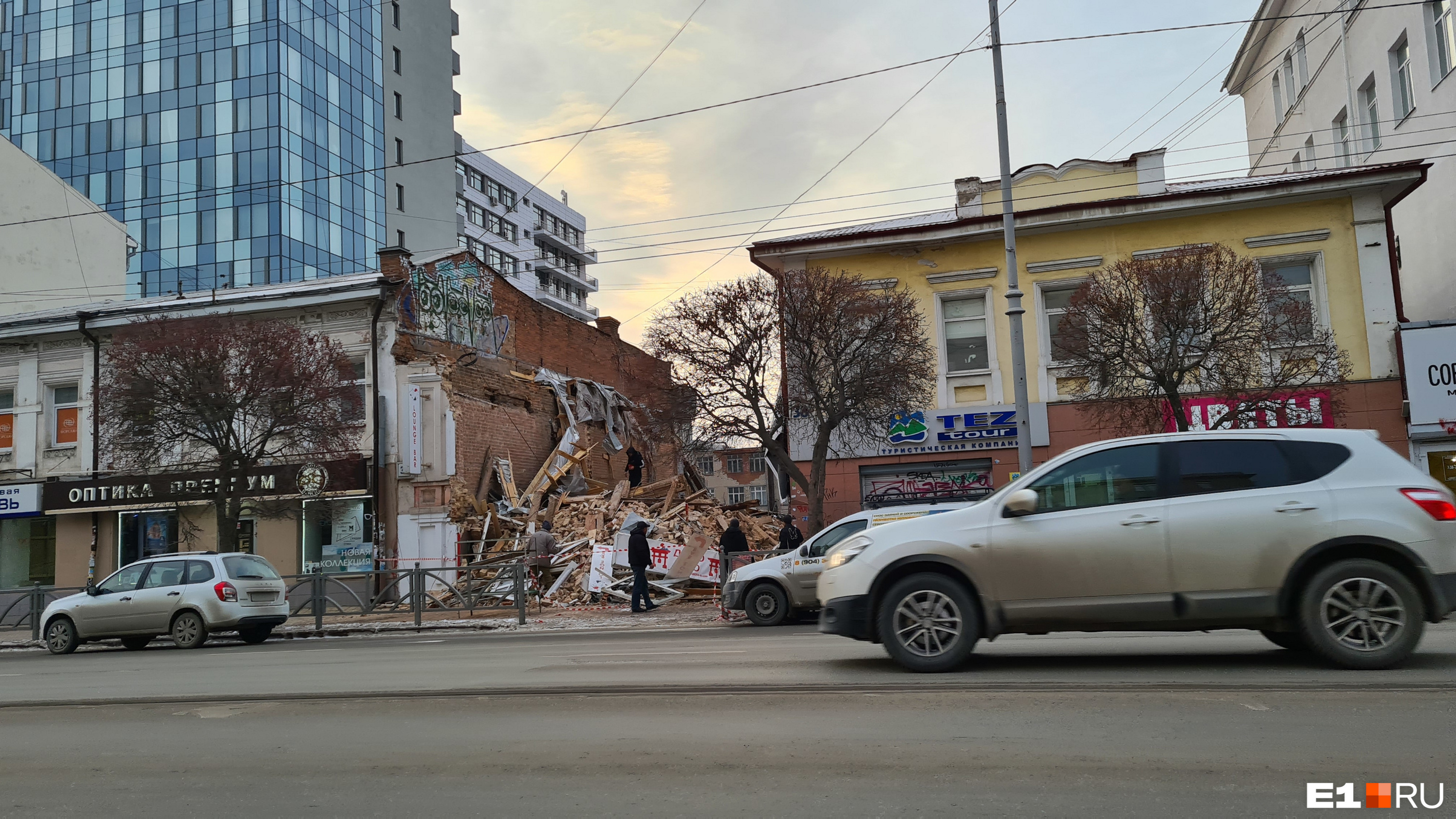 Груда обломков все еще лежит на месте Груда обломков все еще лежит на месте