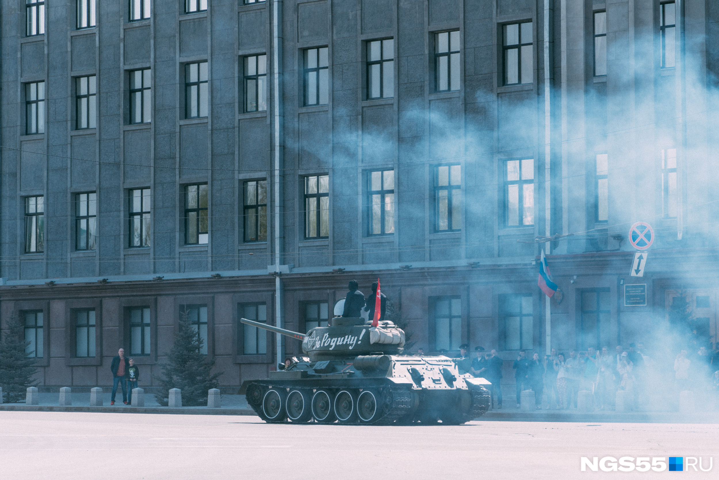 Танк Т-34 не оставил равнодушным никого из зрителей. Кстати, в этом году он стал «гвоздем» праздничного парада не только в Омске, но и в других городах