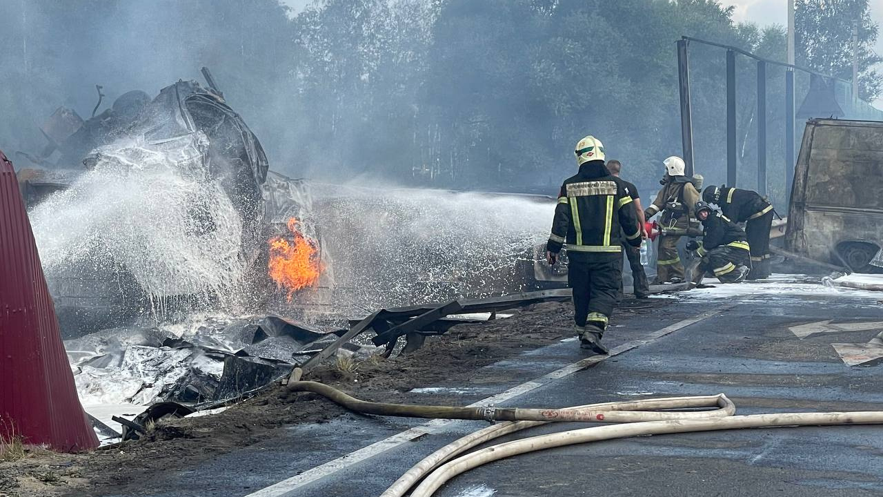 Туношна авария с бензовозом. Пожар фото. Огромный пожар. Авария бензовоза в Ярославской области.