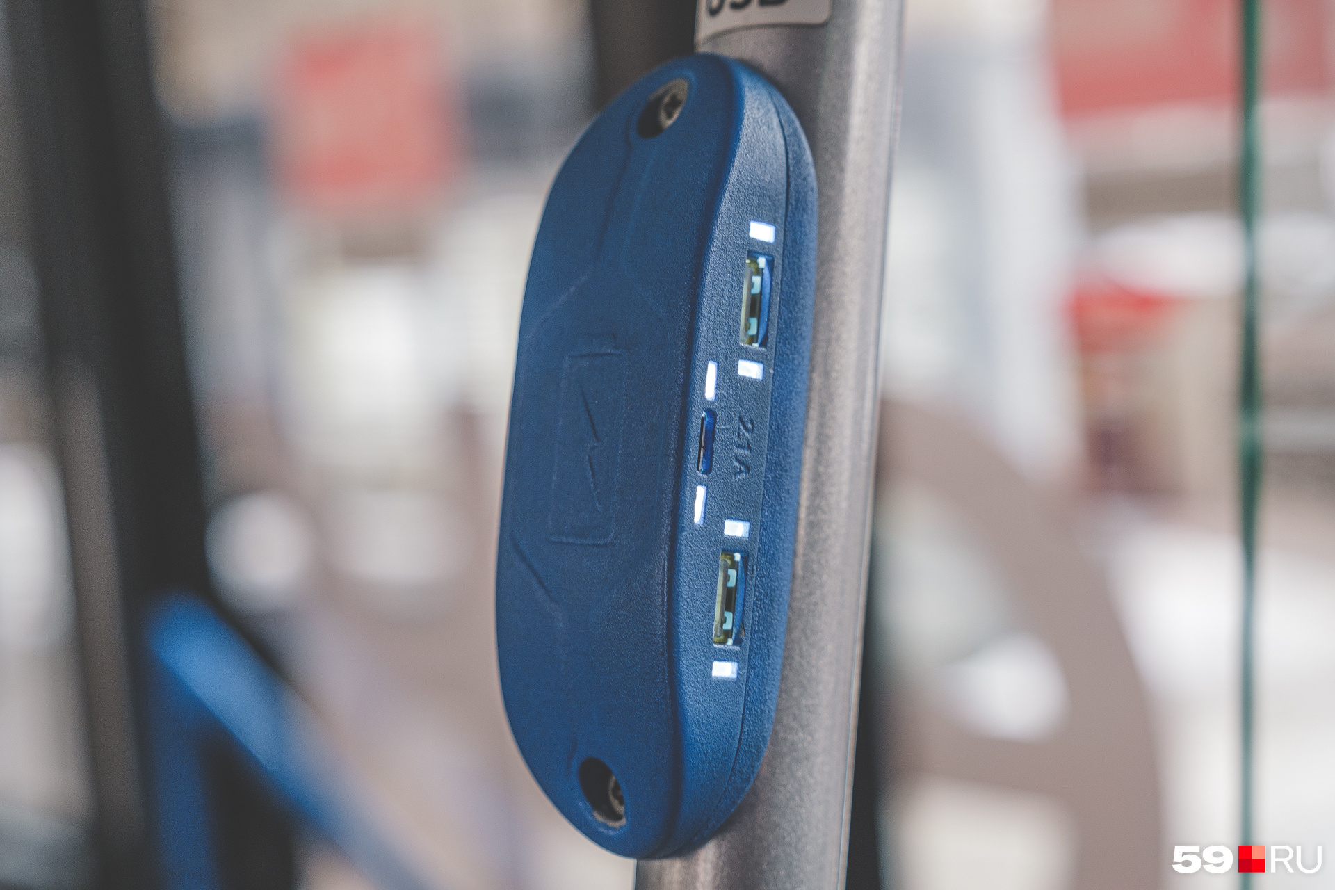 USB-разъемы расположены на поручнях в салоне электробуса — можно зарядить телефон USB-разъемы расположены на поручнях в салоне электробуса — можно зарядить телефон