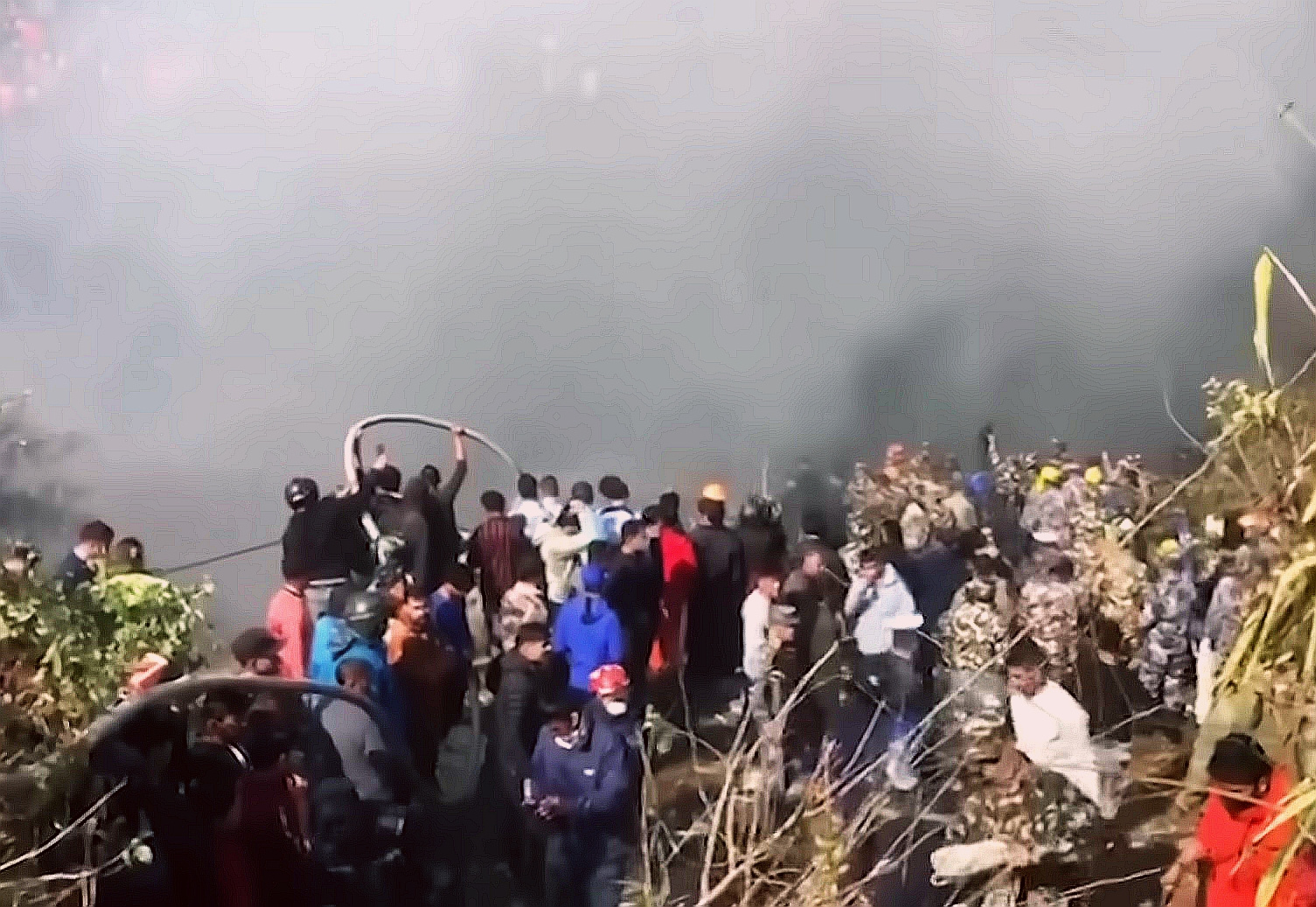 В кратере на месте крушения самолёта в Непале продолжили искать тела. Посольство РФ опубликовало официальное сообщение