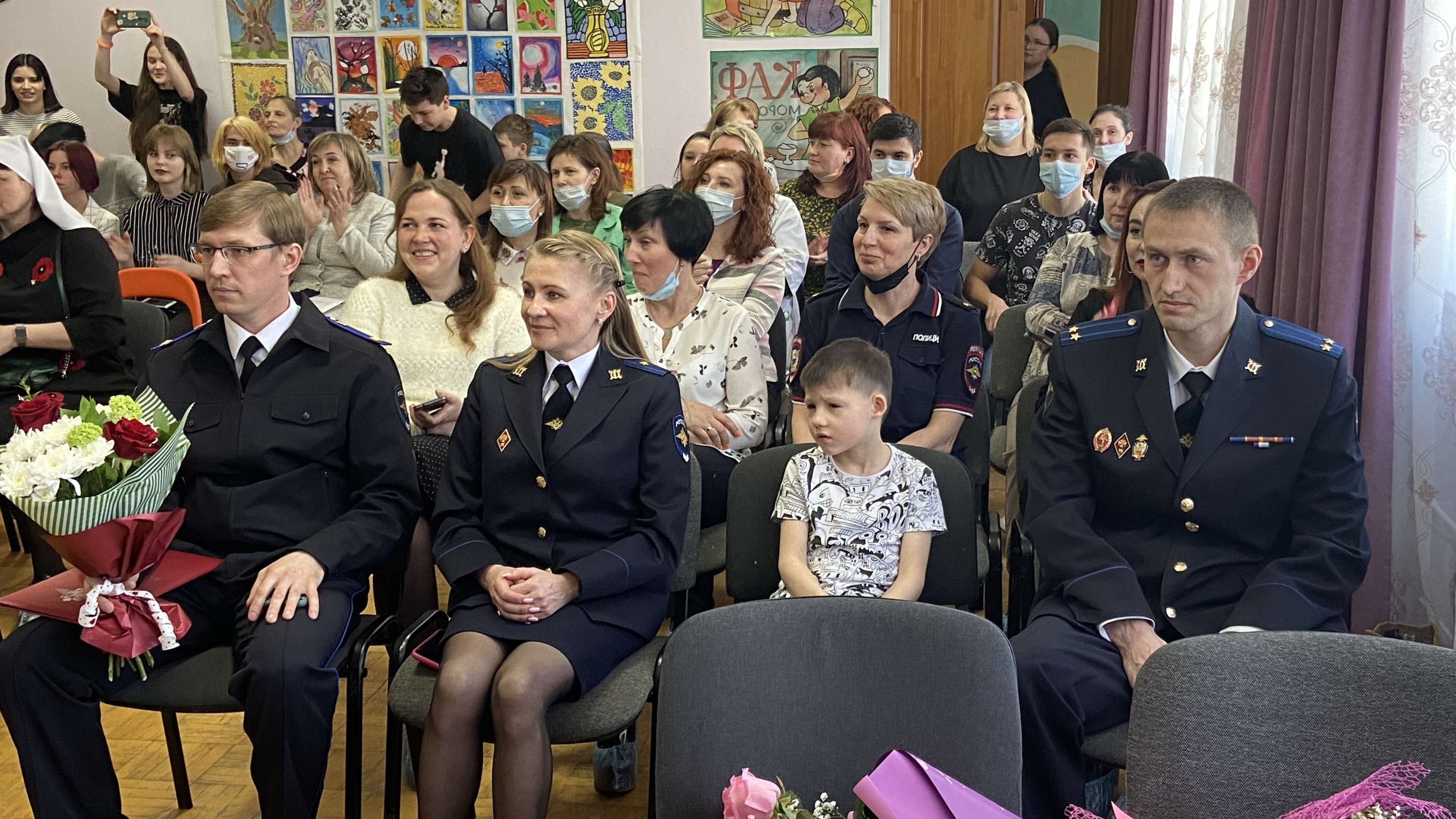Свердловские следователи подарили детям из приюта «Каравелла» батут