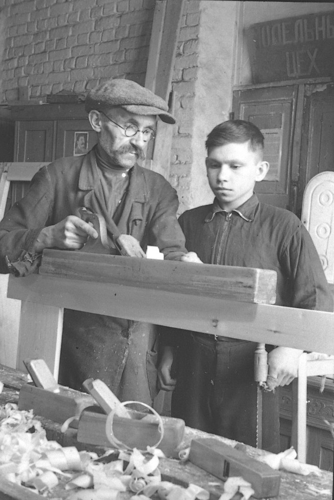 Обучение в модельном цехе Куйбышевского судоремонтного завода в 1942 году