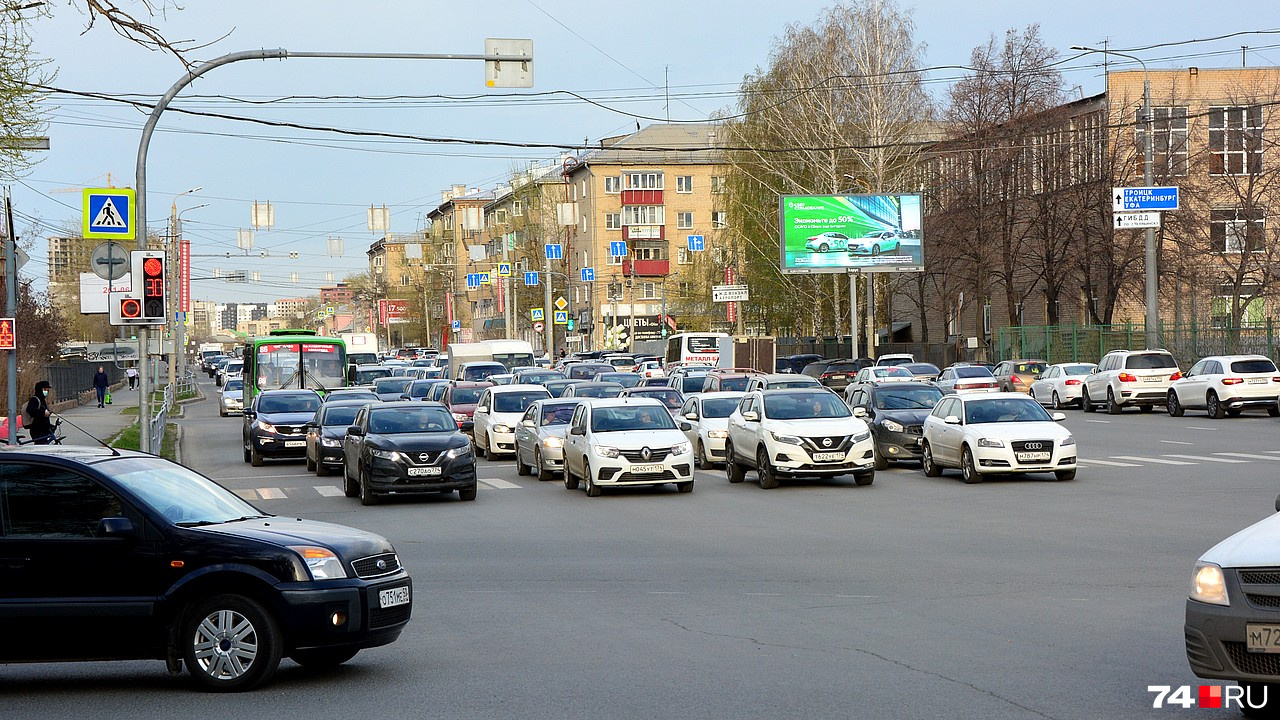 Сложным местом являются перекрестки. При этом они и так огромны, то есть увеличить их пропускную способность не так-то просто Сложным местом являются перекрестки. При этом они и так огромны, то есть увеличить их пропускную способность не так-то просто