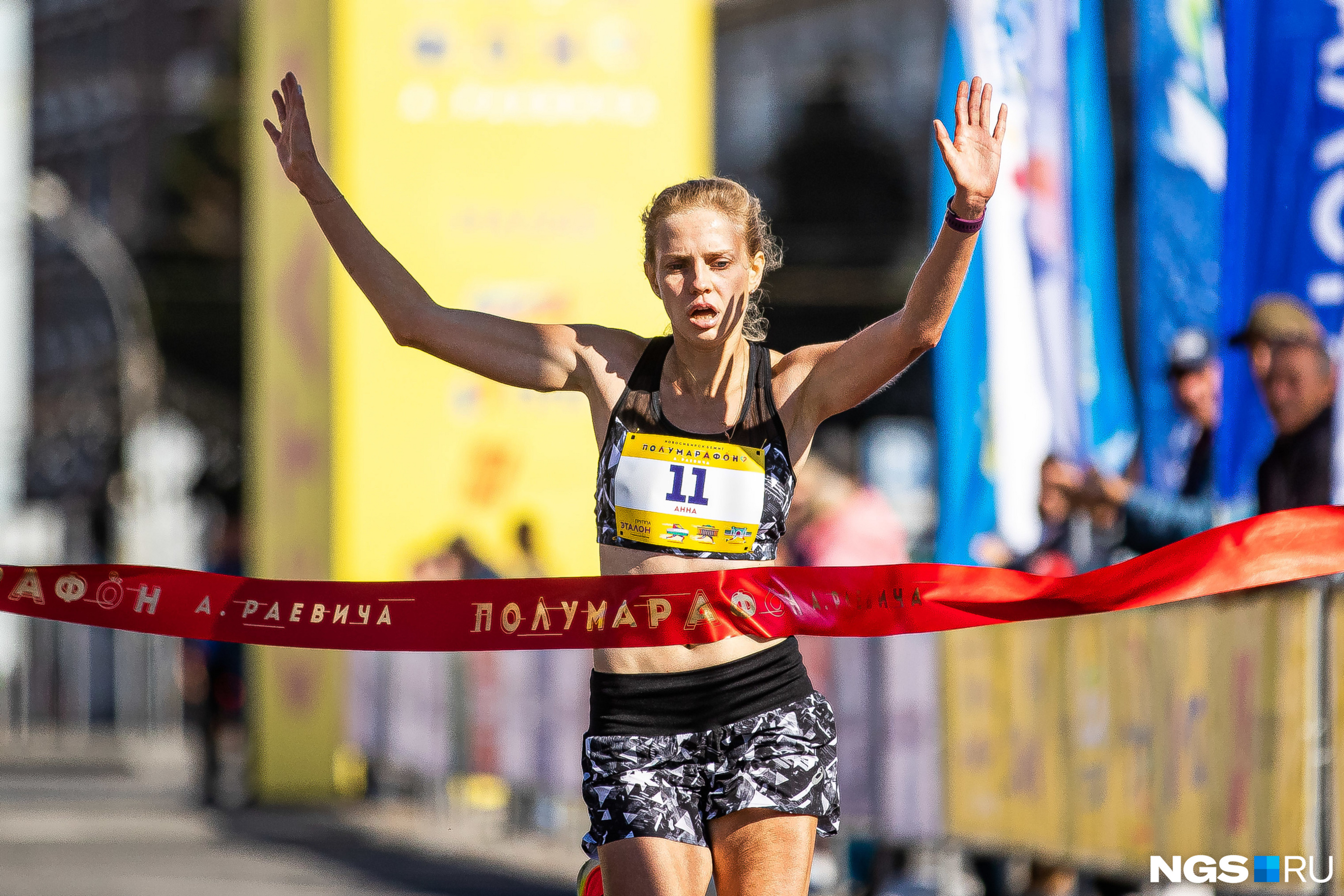 Победительницей среди женщин, <a href="https://ngs.ru/text/sport/2021/09/11/70130045/" class="_" target="_blank">как и в прошлом году</a>, стала Анна Викулова. Она пробежала 21 км за 1 час 12 минут и 44 секунды — на 1 минуту и 20 секунд медленнее, чем год назад