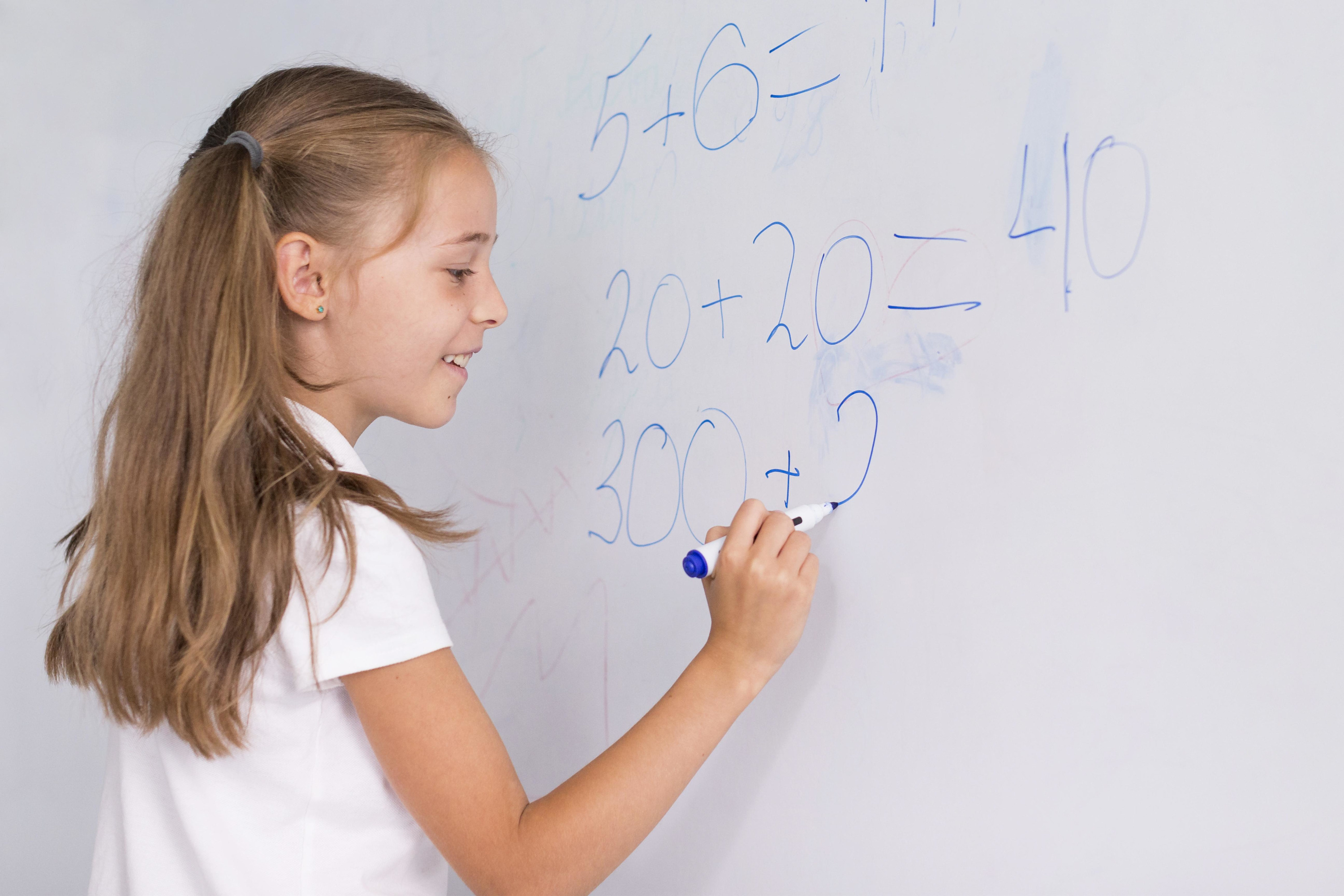 Писать подсчет. Девочка у доски. Девочка на математике. Мотивация детей. Делать математику.