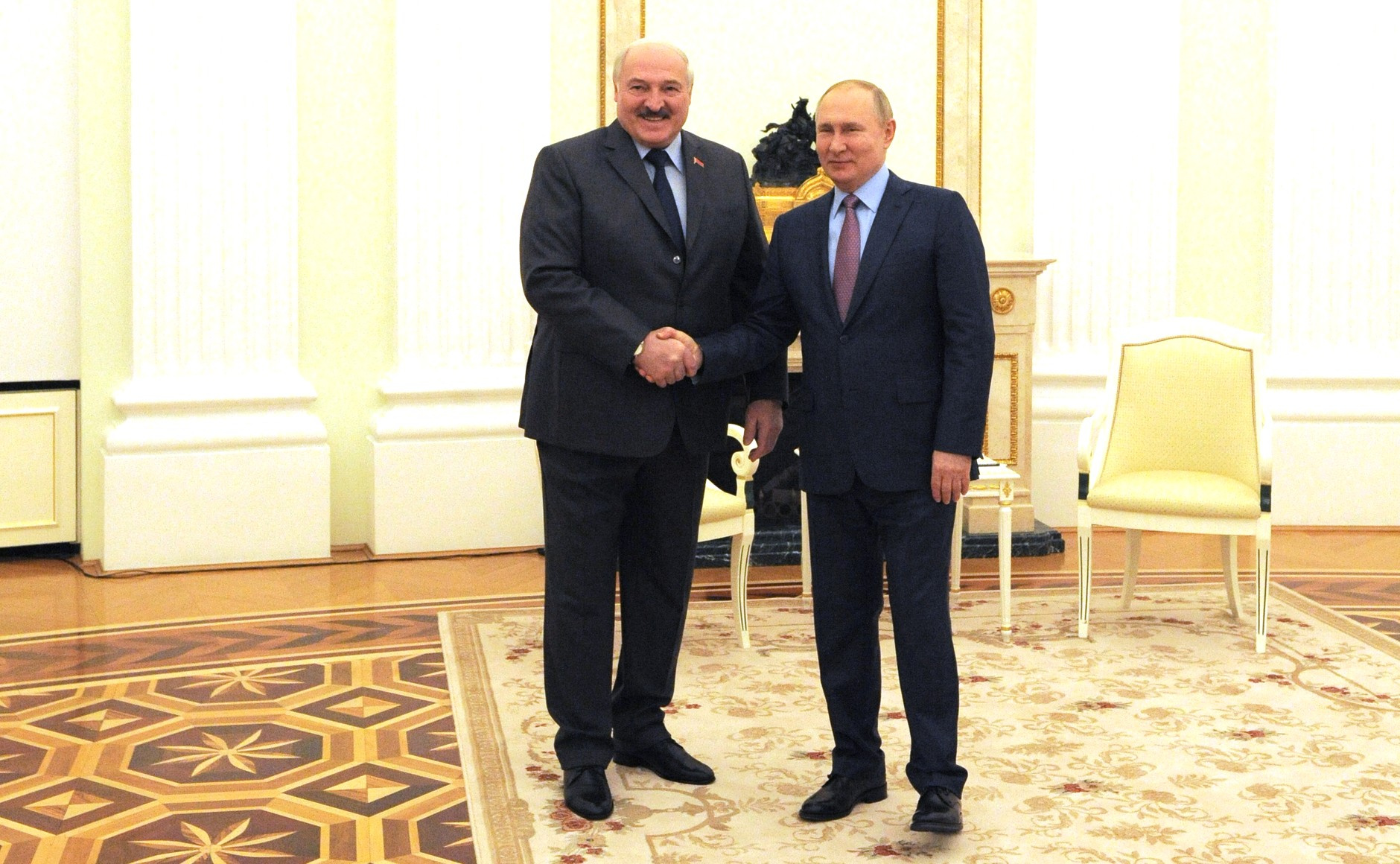 <i class="_">Александр Лукашенко и Владимир Путин 18 февраля 2022 года, Кремль</i>
