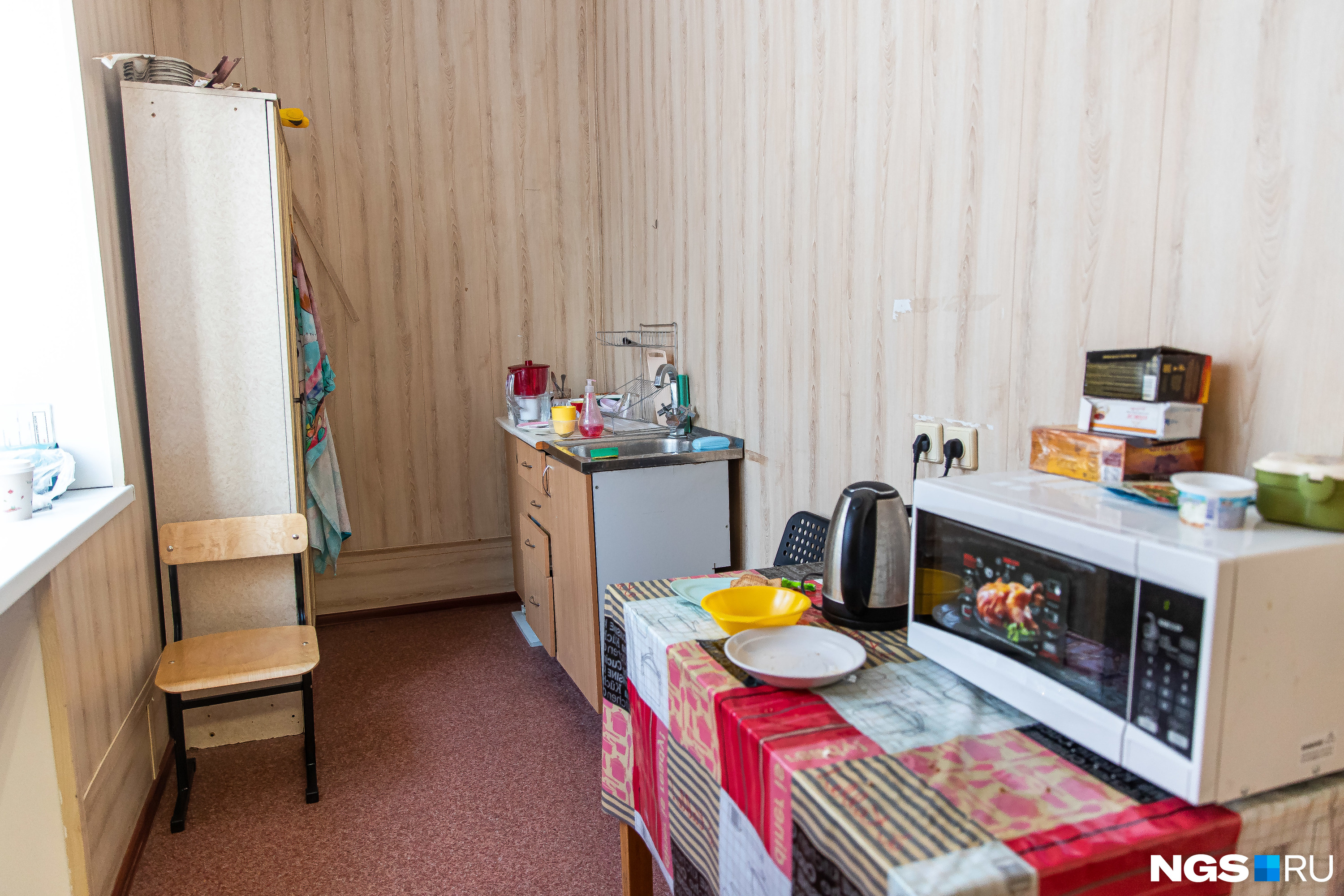 Кухня, где дети регулярно скрываются от учителей на переменах и перекусывают