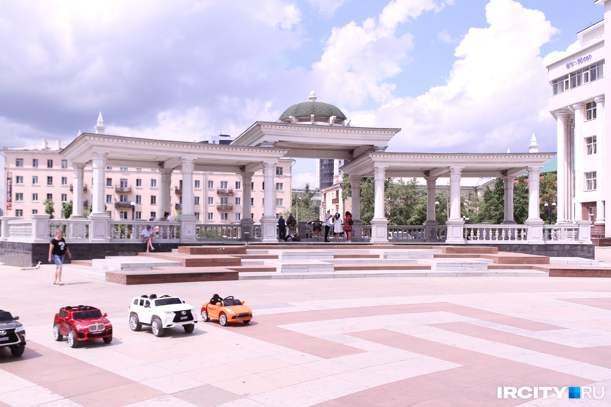 Декоративная арка на Театральной площади часто используется в качестве локации для фотосессий