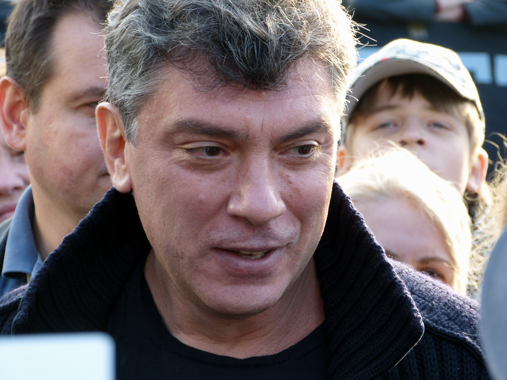 Борис Немцов беседует с людьми во время выборов Координационного совета оппозиции в 2012 году Борис Немцов беседует с людьми во время выборов Координационного совета оппозиции в 2012 году