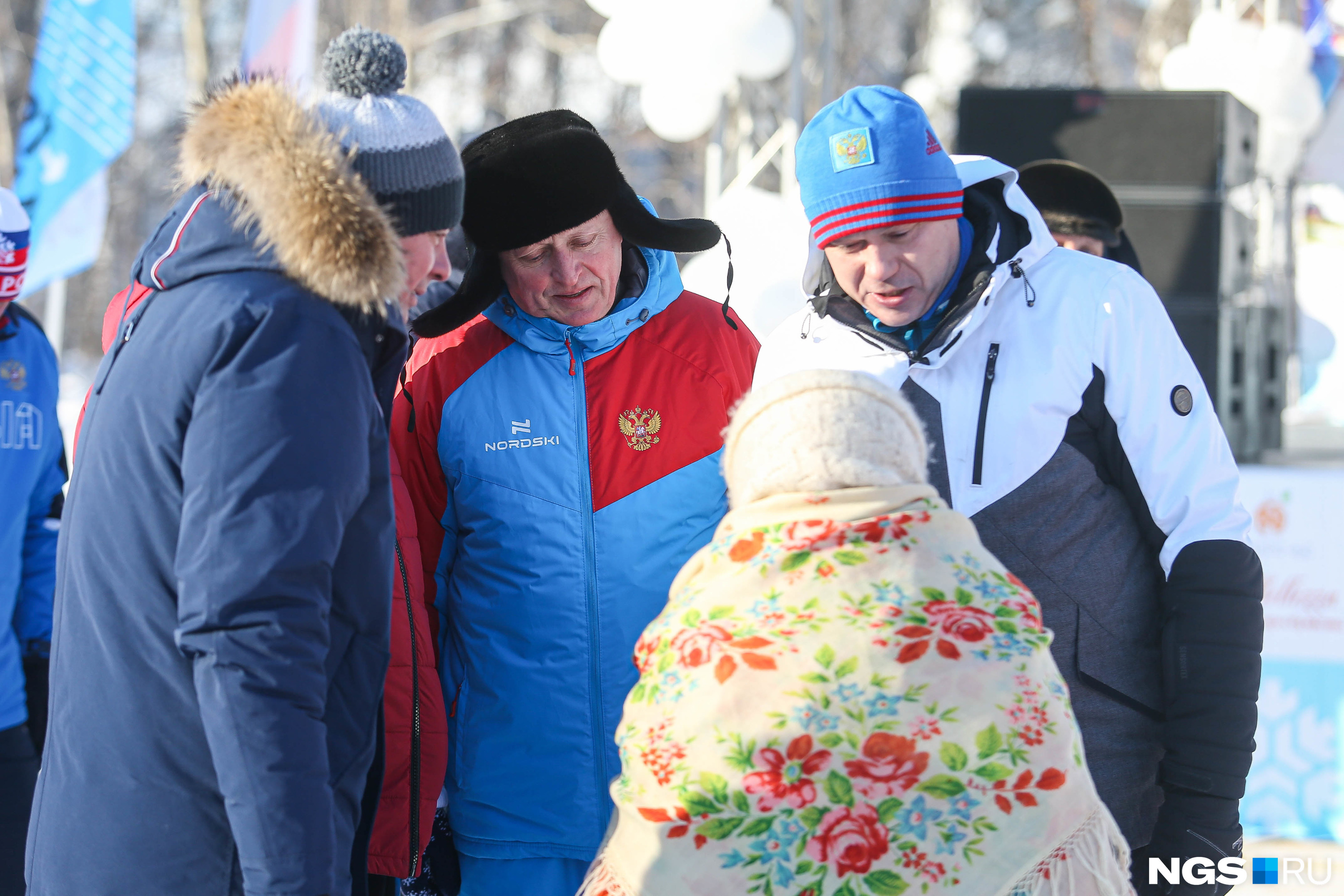 Вице-губернатор Сергей Нелюбов и Андрей Травников с бабой Зоей