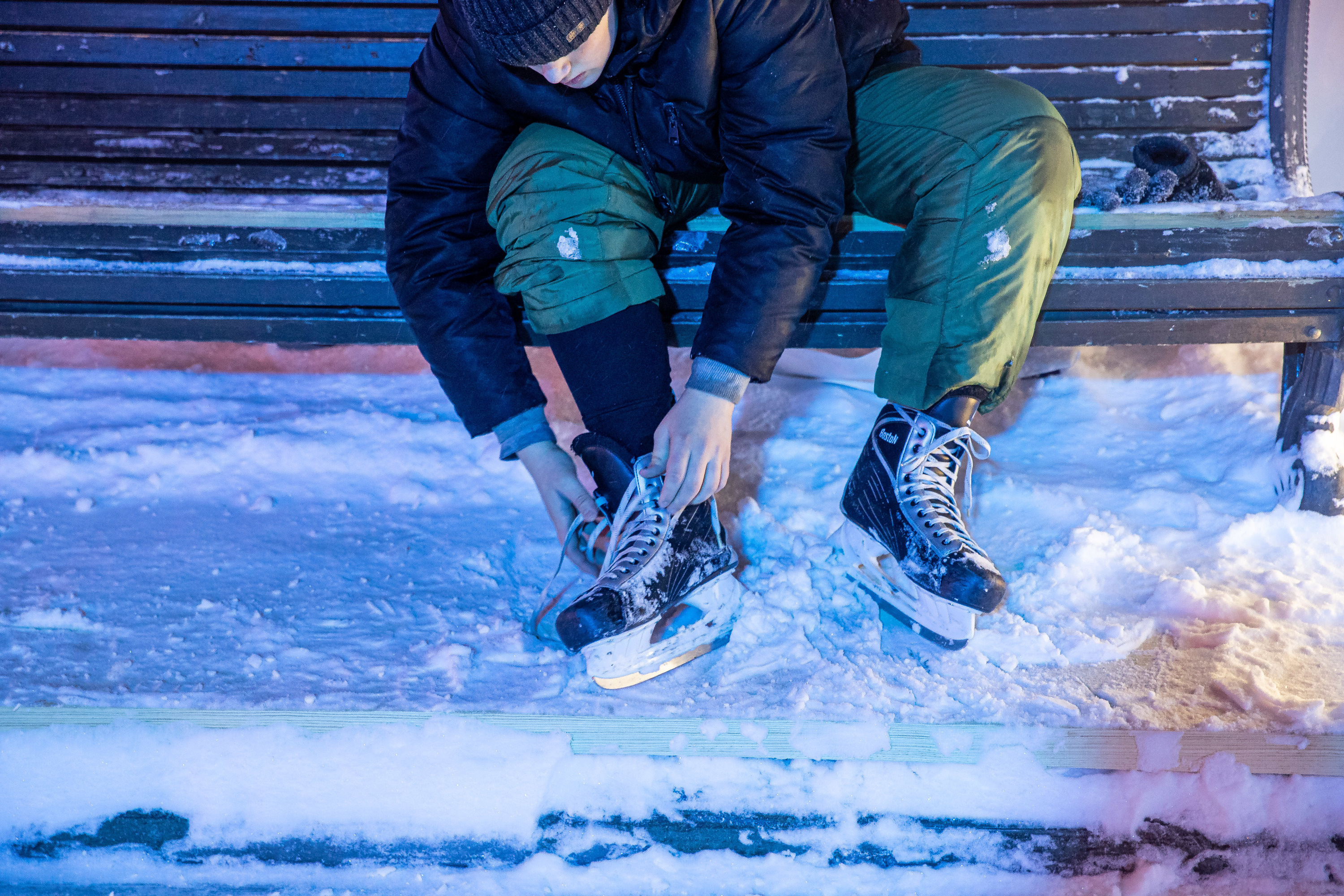 Бесплатный ли каток. Каток в Новосибирске. Хоккей на льду на катке Новосибирск. Фотография сверху катка в Новосибирске. Нарымский каток Новосибирск.