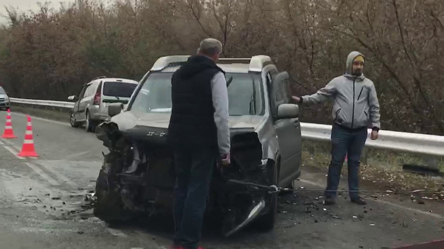 В жесткой аварии на шоссе в Новокузнецке пострадали три человека: подробности от ГИБДД
