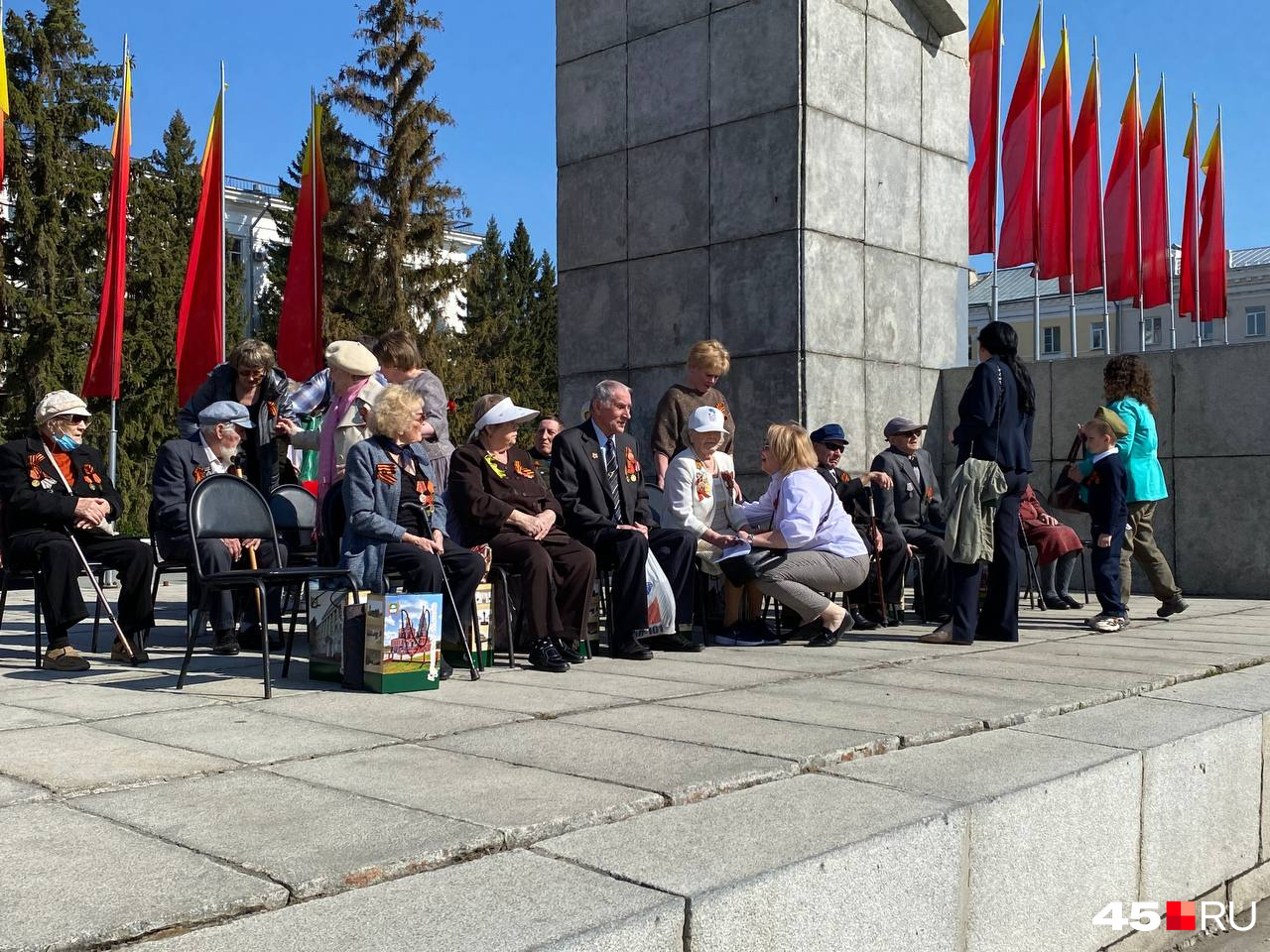 У памятника <nobr class="_">В. Ленину</nobr> на центральной площади города парад будут смотреть 19 ветеранов Великой Отечественной войны. Глава города Елена Ситникова сообщила нашему корреспонденту, что пригласительные рассылали всем: кто почувствовал в себе силы — пришел посмотреть парад лично У памятника <nobr class="_">В. Ленину</nobr> на центральной площади города парад будут смотреть 19 ветеранов Великой Отечественной войны. Глава города Елена Ситникова сообщила нашему корреспонденту, что пригласительные рассылали всем: кто почувствовал в себе силы — пришел посмотреть парад лично