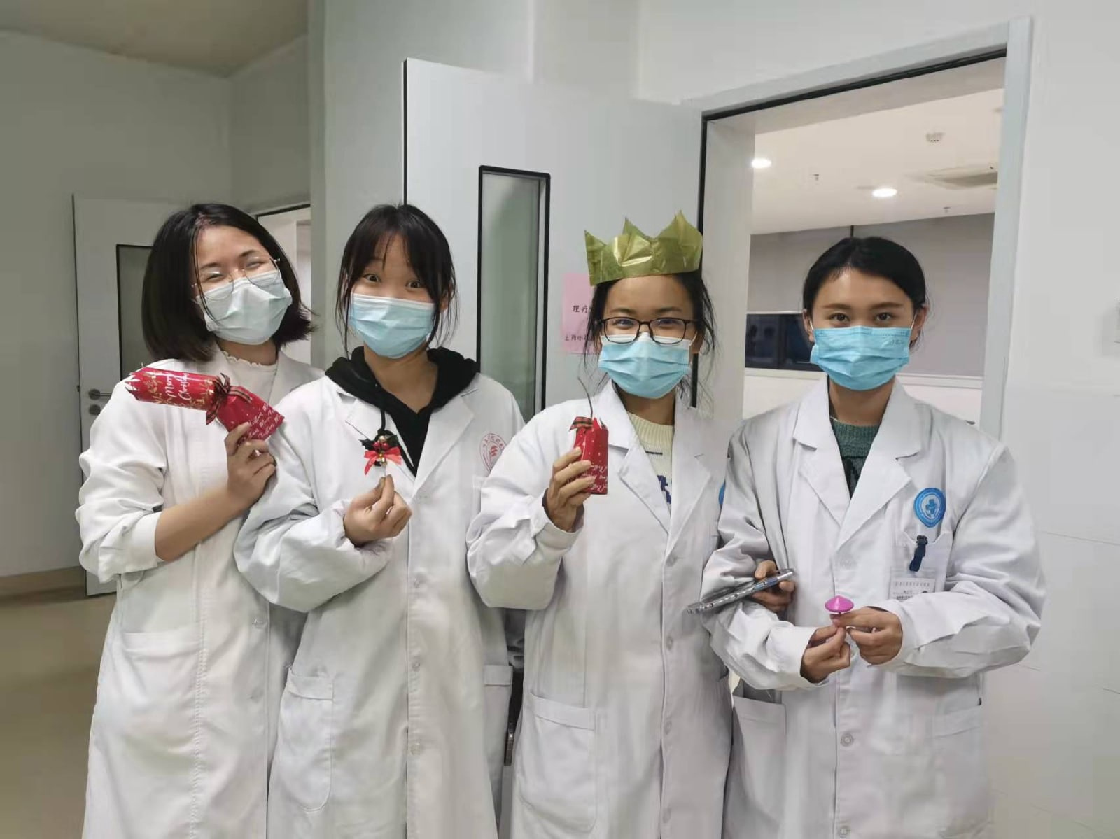 Медсестры государственной больницы в городе Дзиньдзян
