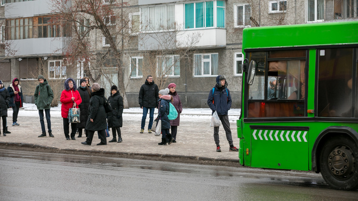 «Идет экспрессом»: жители Покровки возмутились, что пущенный недавно 64-й автобус не подбирает пассажиров