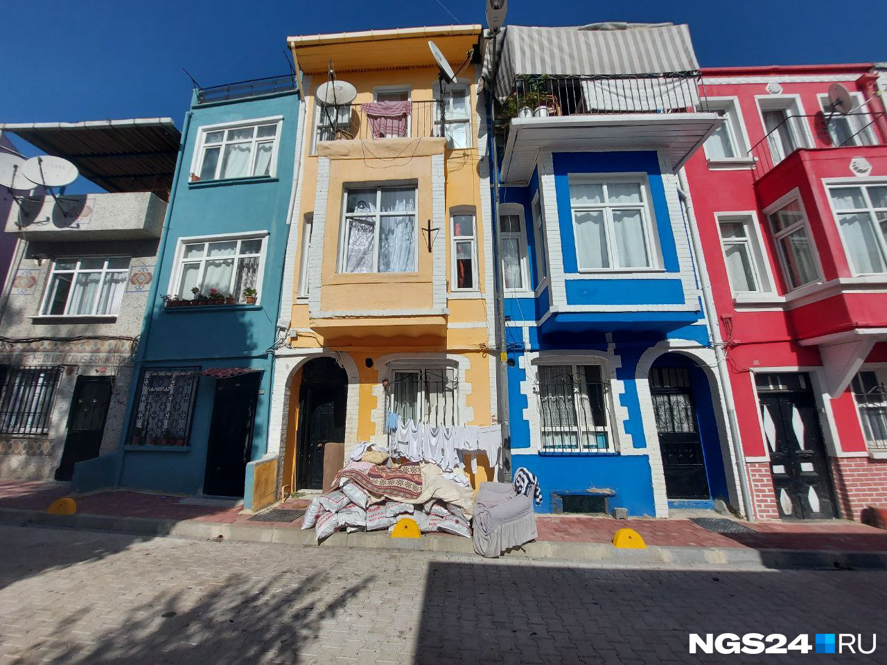 В некоторых районах можно увидеть яркие разноцветные домики