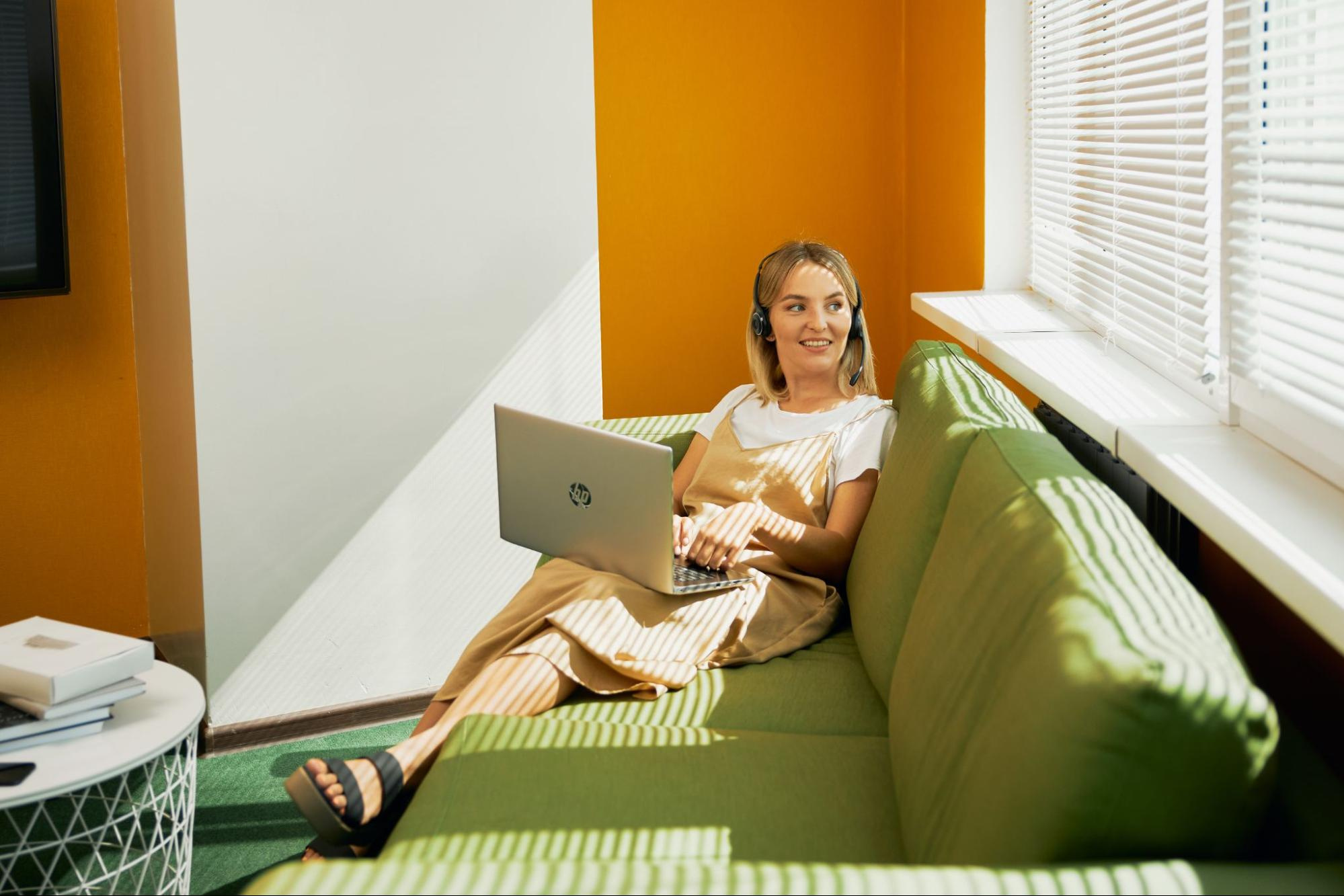 специалист по поддержке пользователей (удаленно). психолог блоггер мужчина. посредник в англии. девушка колл центр. компьютер в офисе.