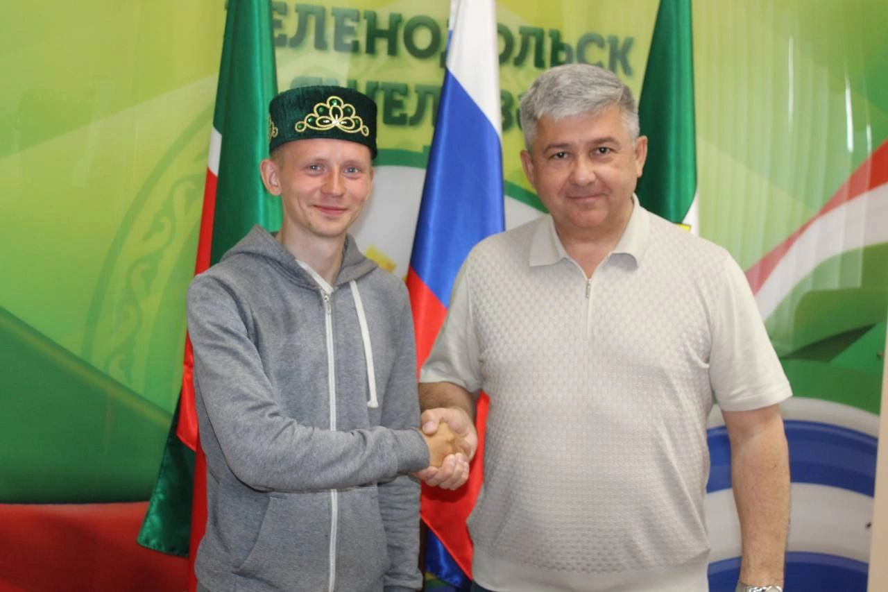 Глава Зеленодольска захотел встретиться с Денисом, когда он проезжал его город. Ему подарили тюбетейку Глава Зеленодольска захотел встретиться с Денисом, когда он проезжал его город. Ему подарили тюбетейку
