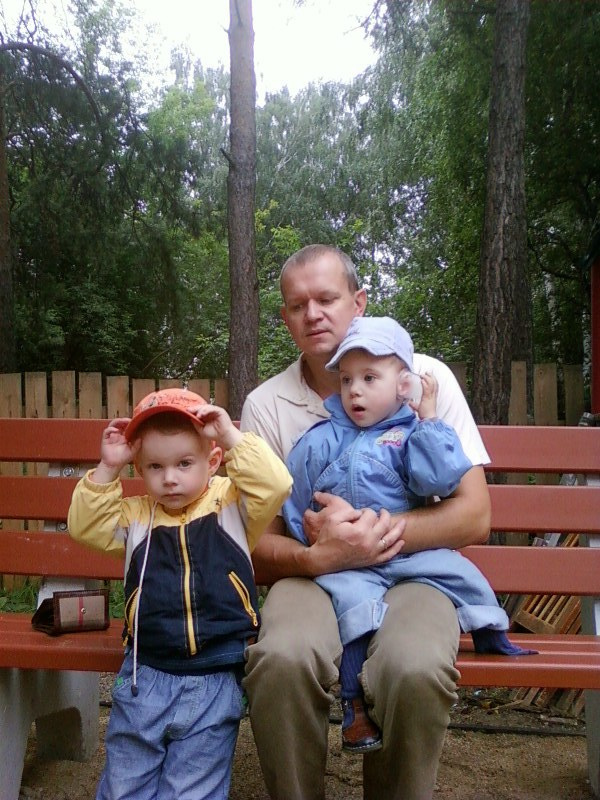 11 лет назад Вячеслав со старшим сыном Федей приехали в дом ребенка к Максиму